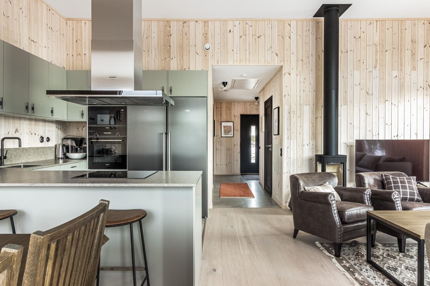 salon et cuisine verte mur en bois clair maison montagne salon et cuisine verte mur en bois clair maison montagne