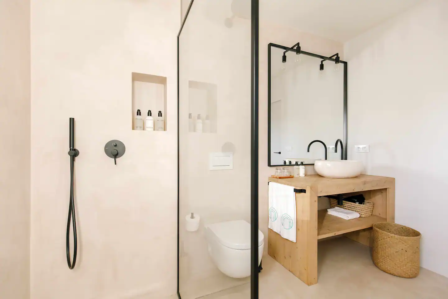 salle de bain moderne bois et enduit The Adelante House