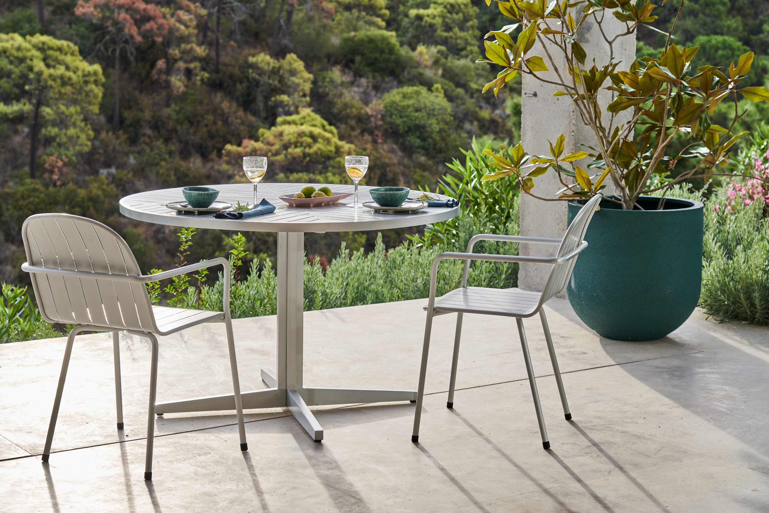 terrasse avec table ronde pour deux terrasse avec table ronde pour deux