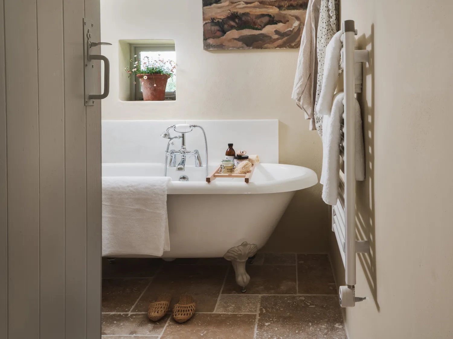 salle de bain rétro baignoire pattes de lion maison en pierres Hawthorn Cottage salle de bain rétro baignoire pattes de lion maison en pierres Hawthorn Cottage