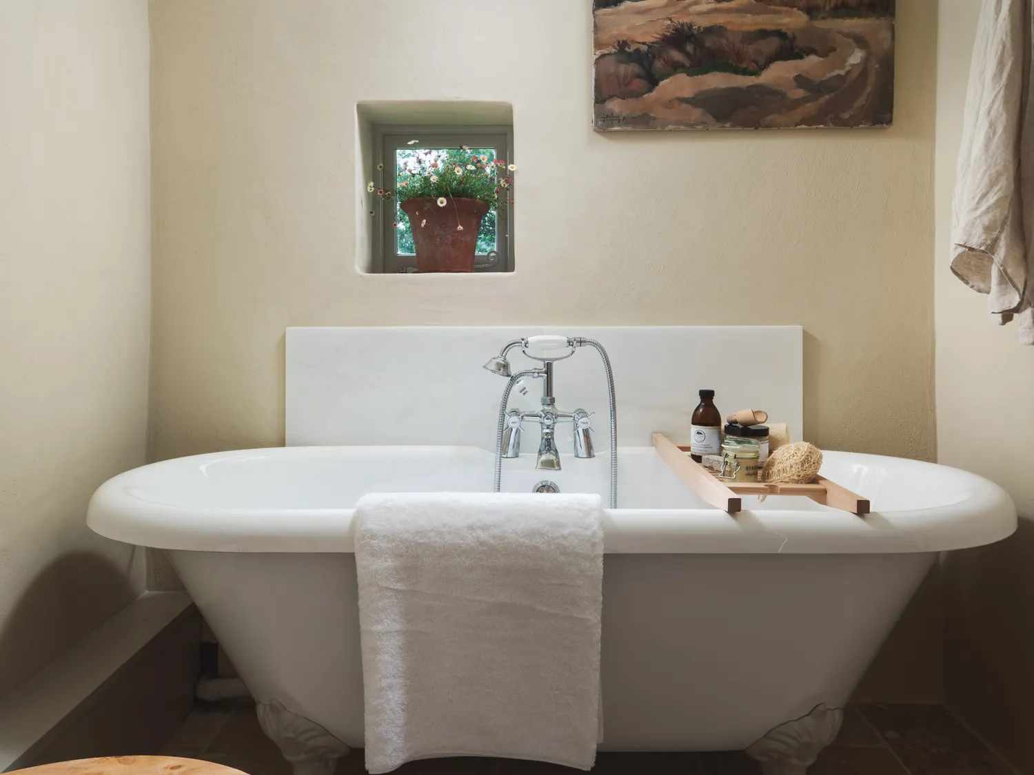 salle de bain rétro baignoire pattes de lion maison en pierres Hawthorn Cottage salle de bain rétro baignoire pattes de lion maison en pierres Hawthorn Cottage