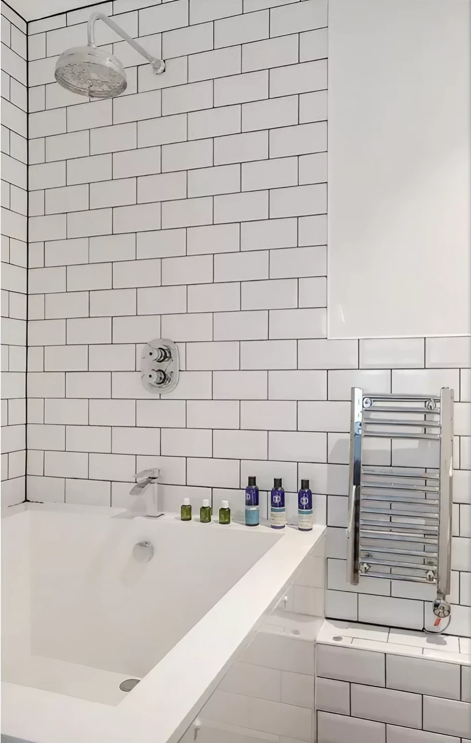 salle de bain rétro blanche décoration campagne chic