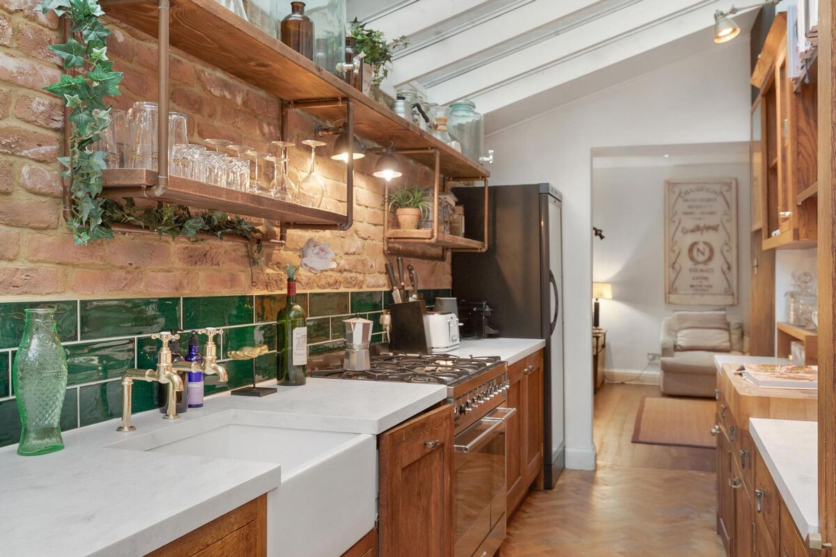 cuisine en bois carrelage vert avec verrière décoration campagne chic