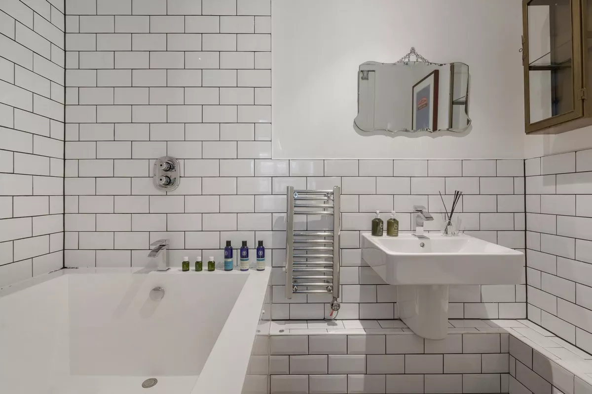 salle de bain rétro blanche décoration campagne chic