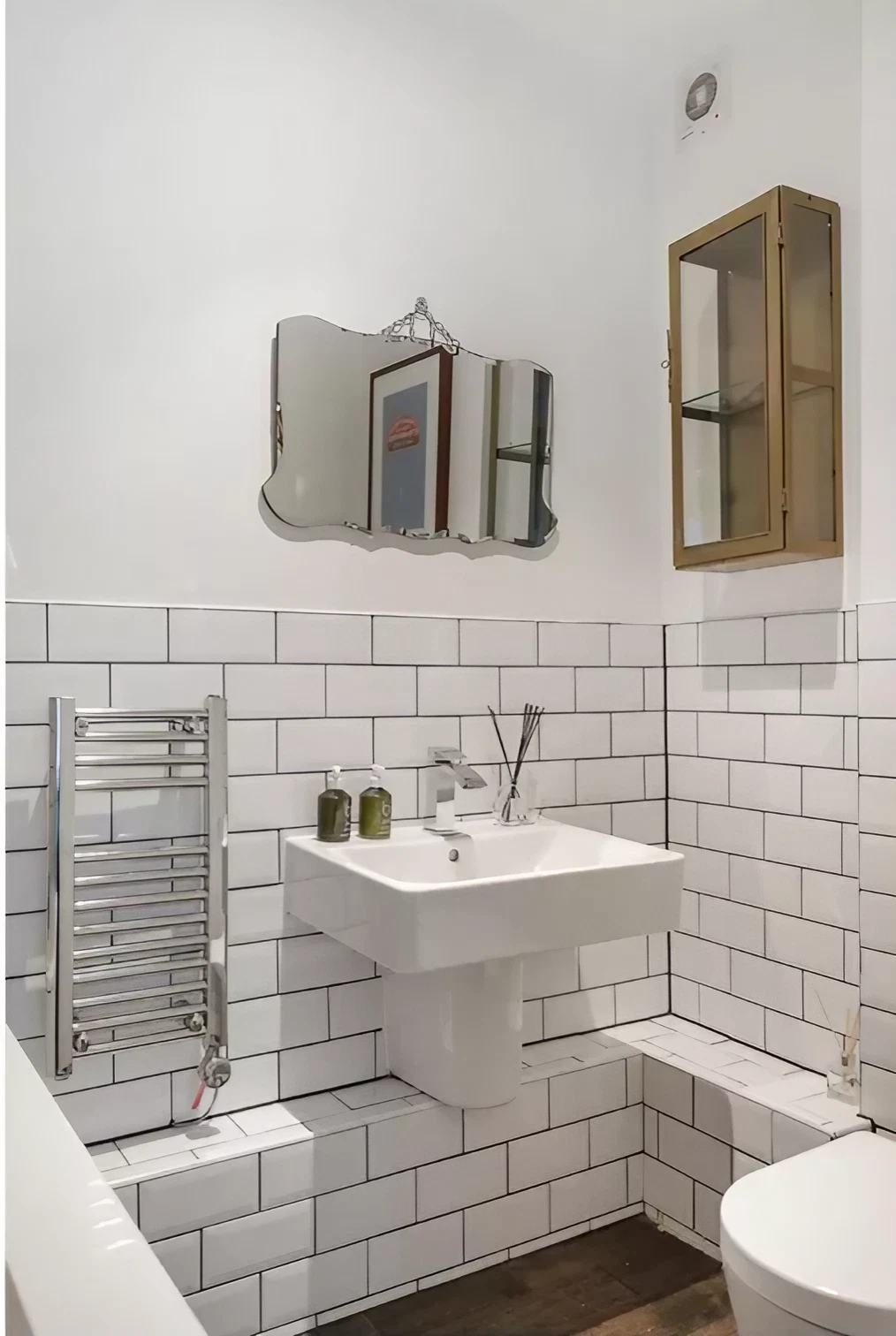 salle de bain rétro blanche décoration campagne chic
