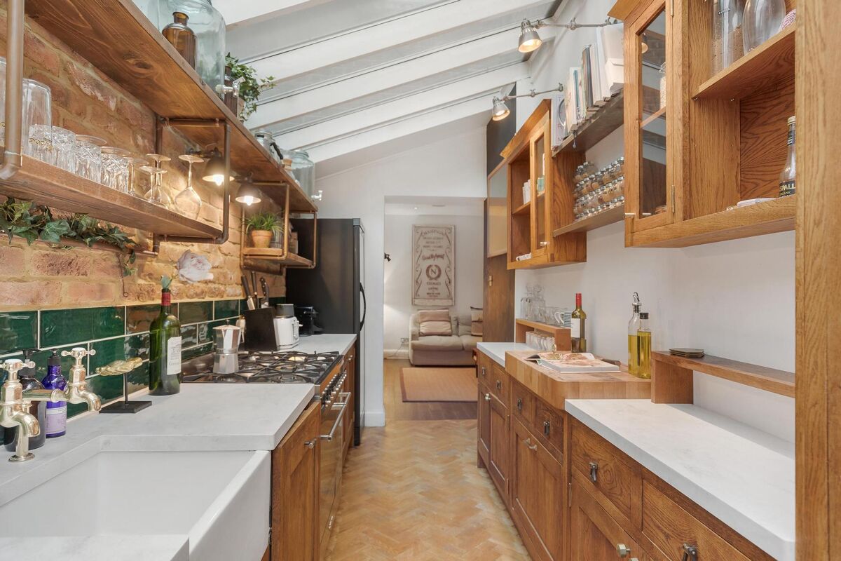 cuisine en bois carrelage vert avec verrière décoration campagne chic