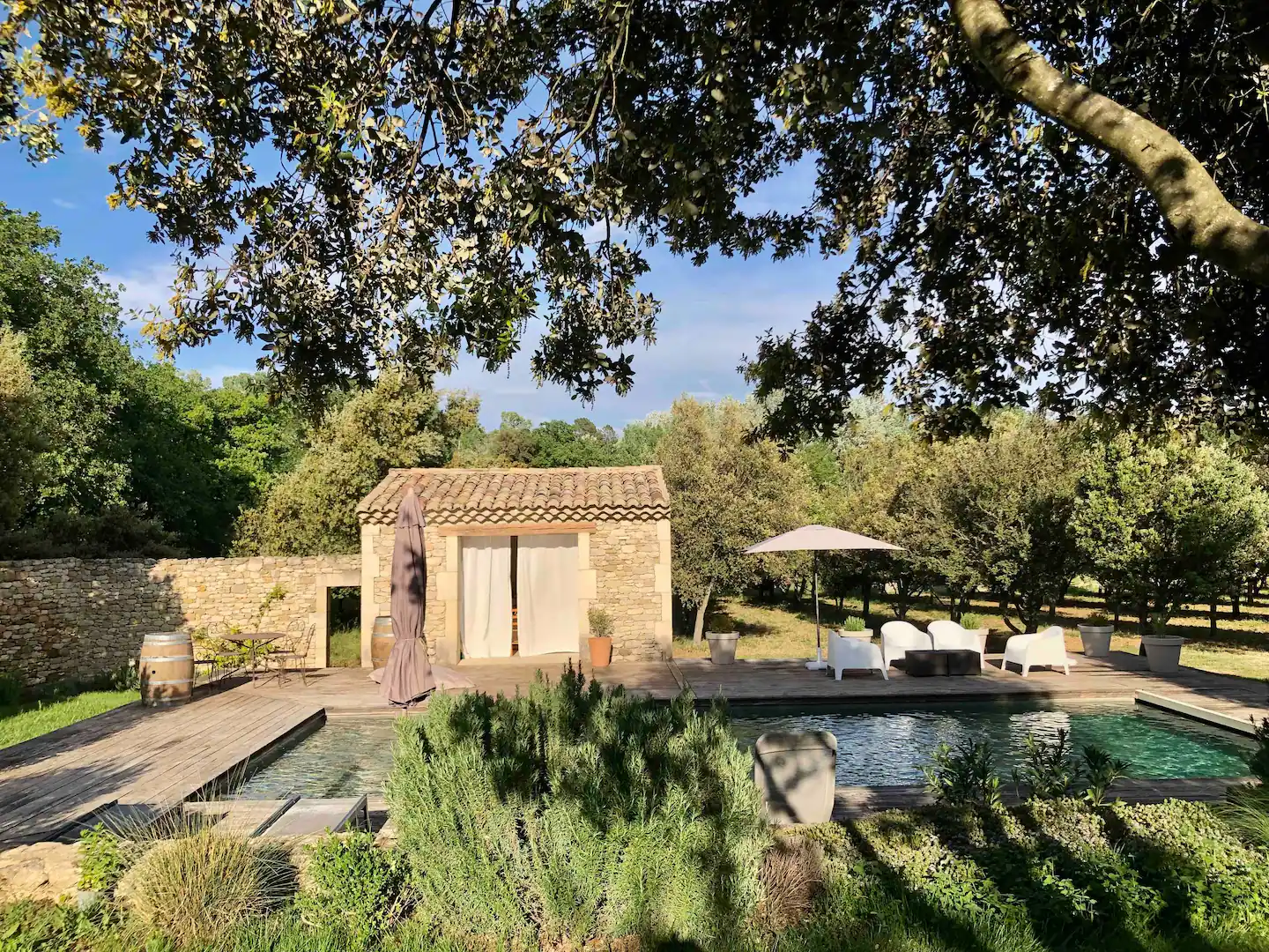 piscine petite maison en pierres sèches Provence façon mini loft piscine petite maison en pierres sèches Provence façon mini loft
