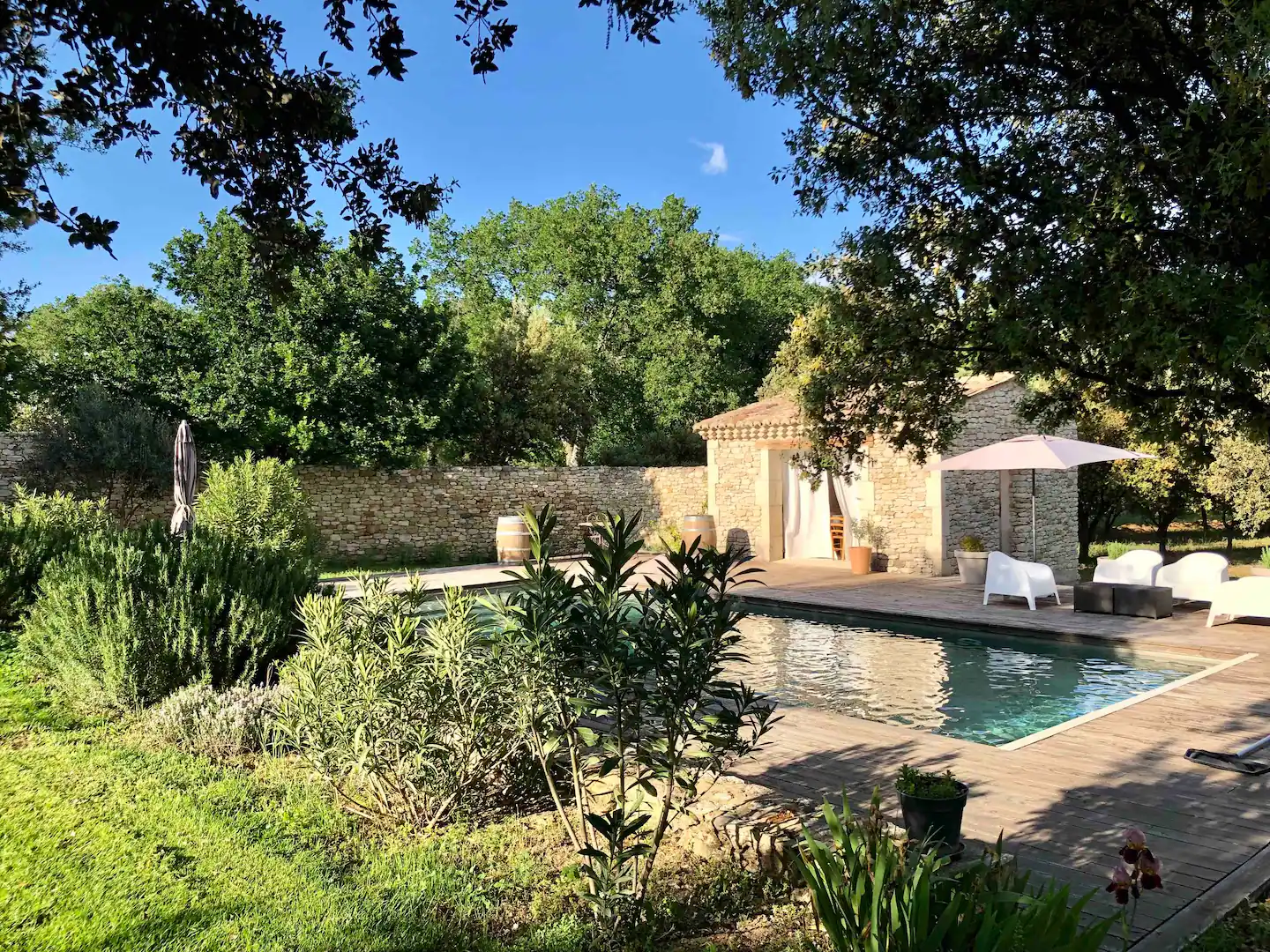 piscine petite maison en pierres sèches Provence façon mini loft piscine petite maison en pierres sèches Provence façon mini loft