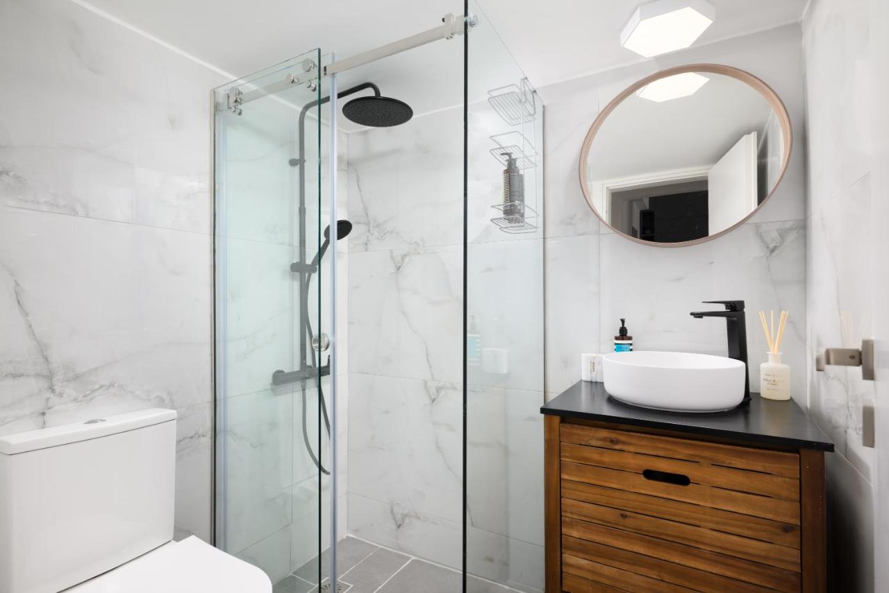 salle de bain marbre et bois