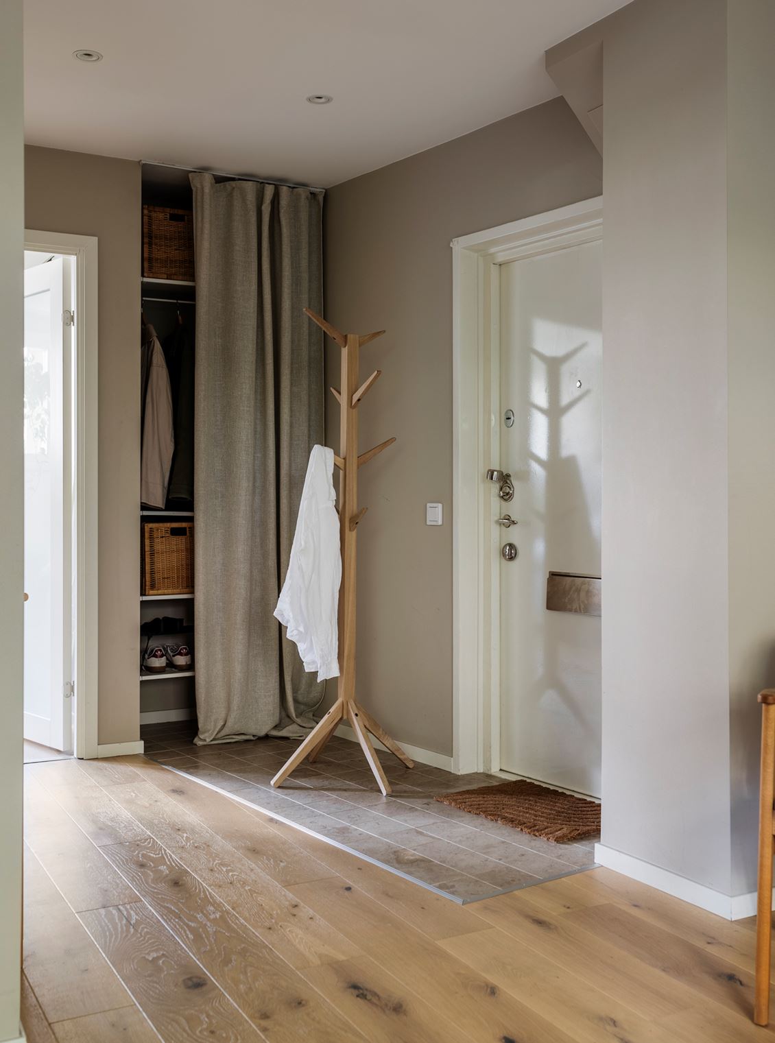 entrée murs gris appartement 50m2 décoration scandinave