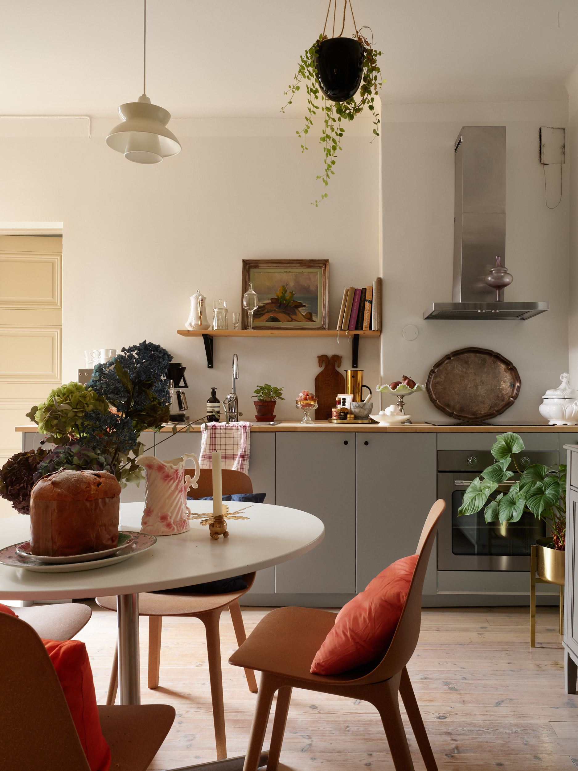 cuisine grise design dans appartement décoration vintage