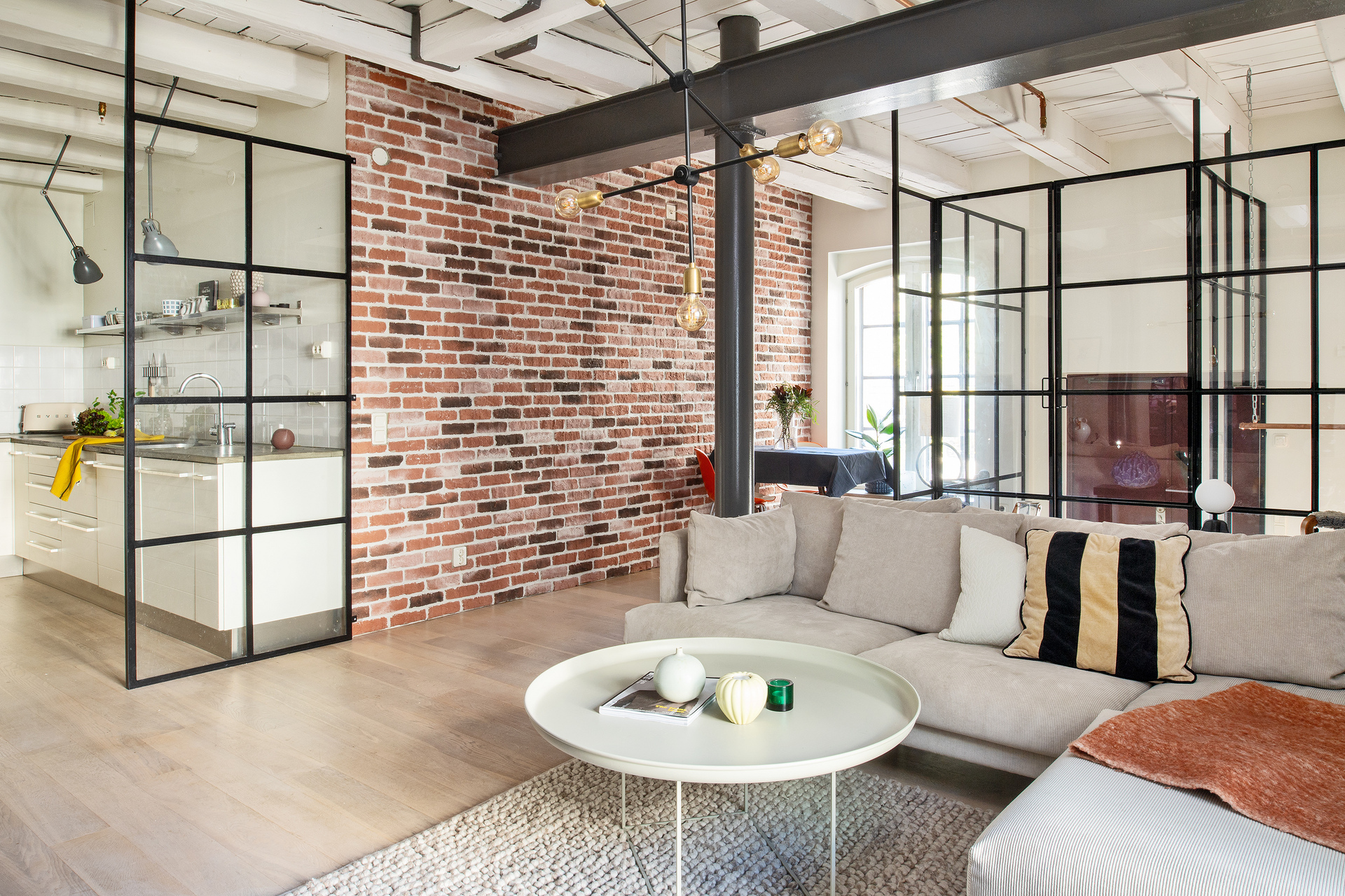 salon avec verrière et briques anciennes petit loft 67m2