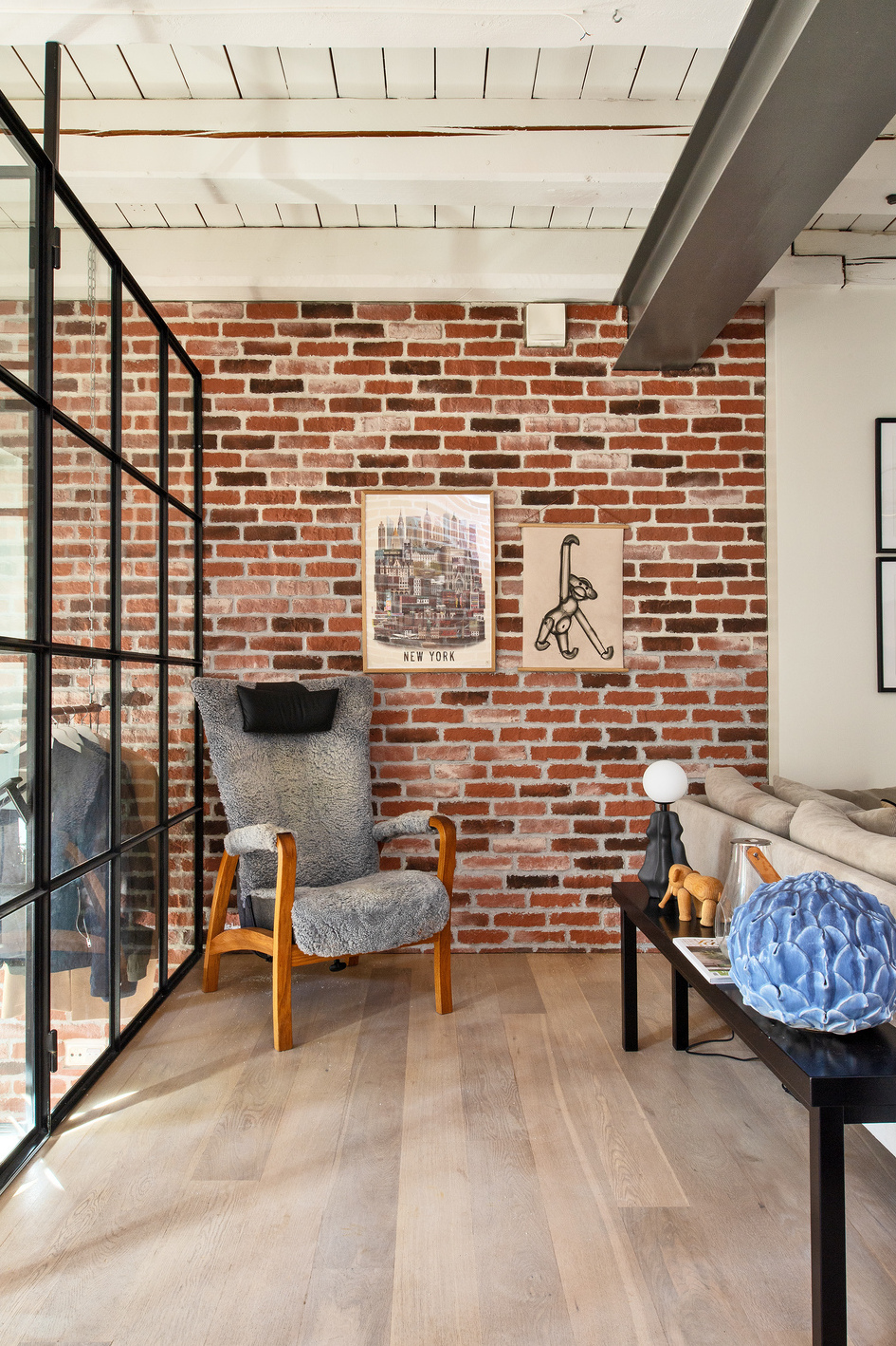 salon avec verrière et briques anciennes petit loft 67m2