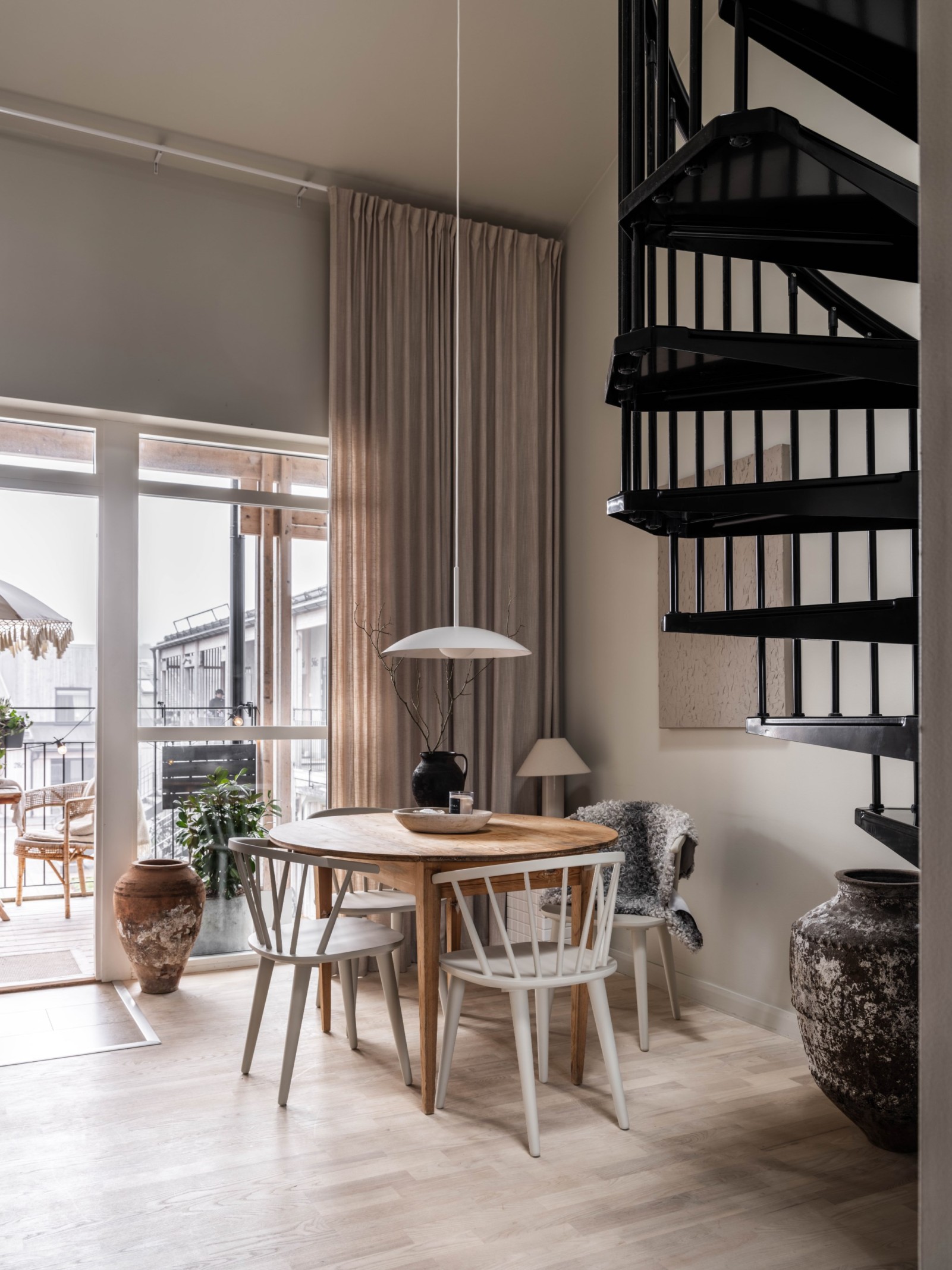 salle à manger avec escalier décoration contemporaine salle à manger avec escalier décoration contemporaine