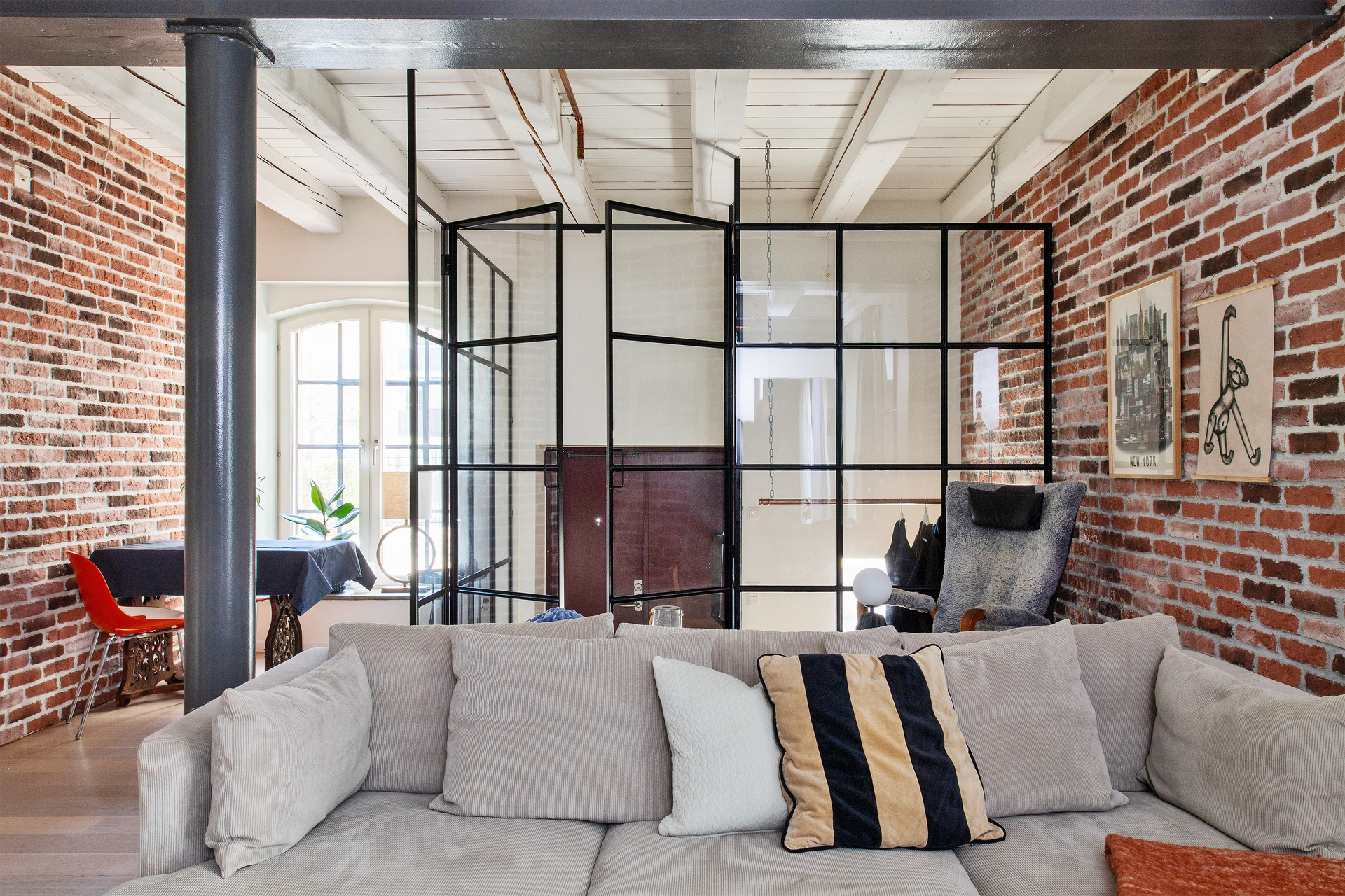 salon avec verrière et briques anciennes petit loft 67m2