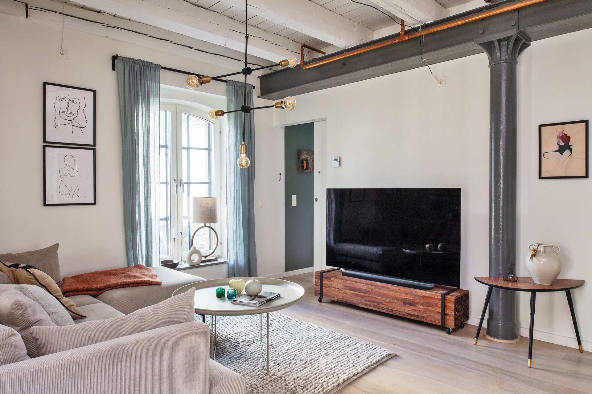 salon avec colonnes acier petit loft 67m2