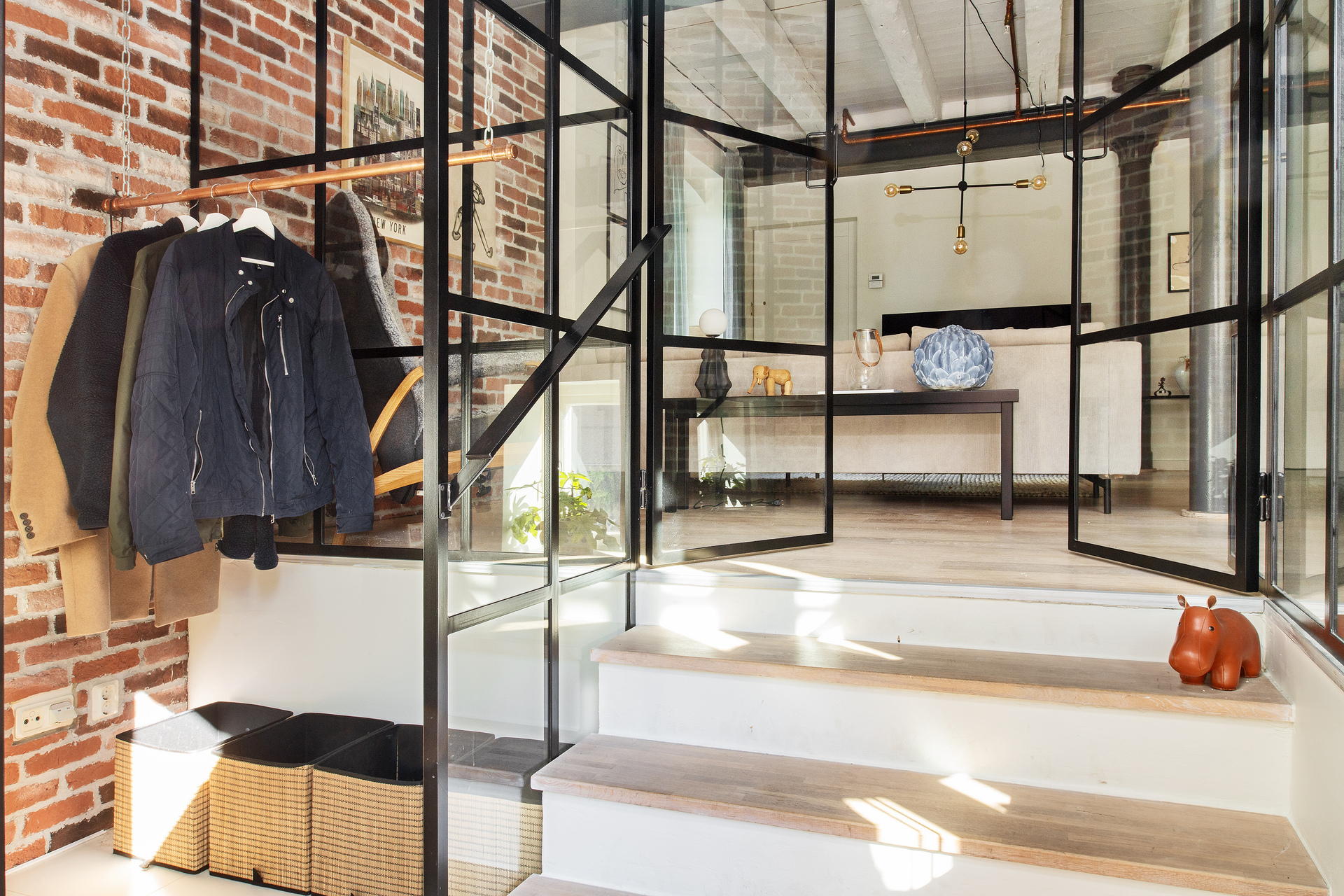 entrée avec verrière et briques anciennes petit loft 67m2