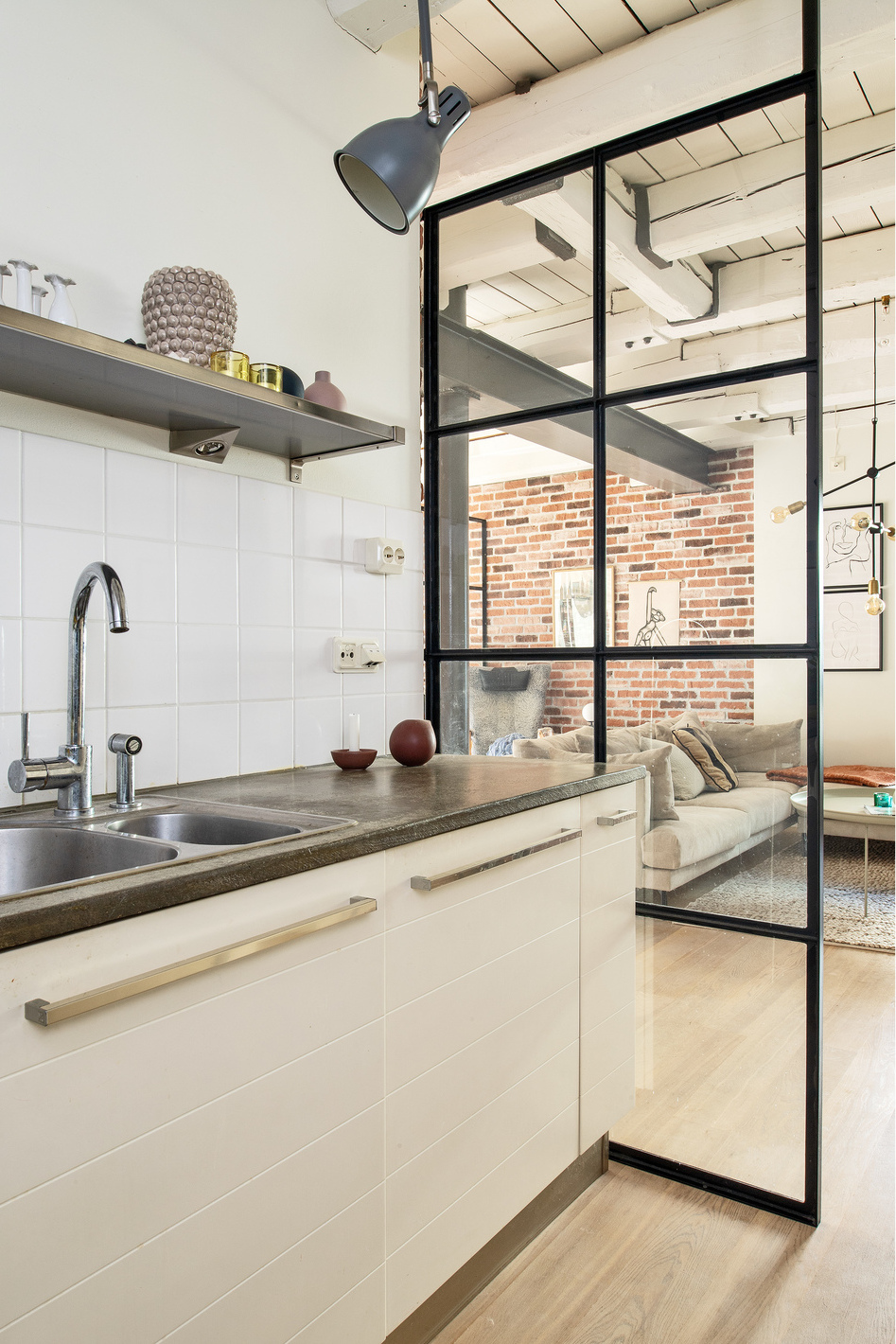 cuisine blanche avec verrière et briques anciennes petit loft 67m2