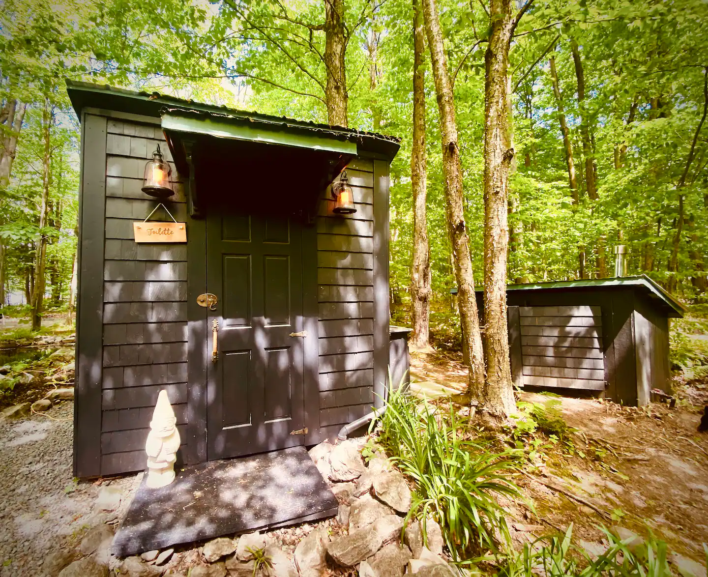 toilettes dans jardin