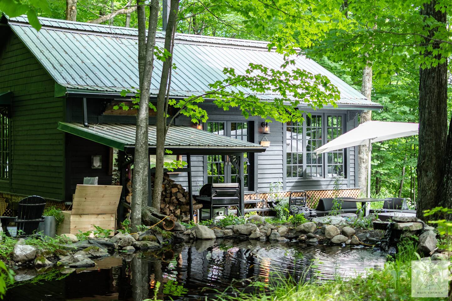 Une maison en bois et ses cabanes dans une forêt d'érables
