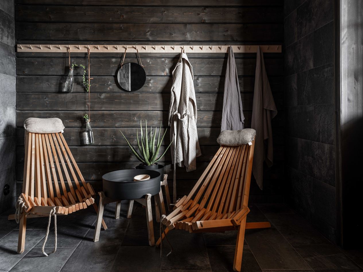 salon avec fauteuils bois