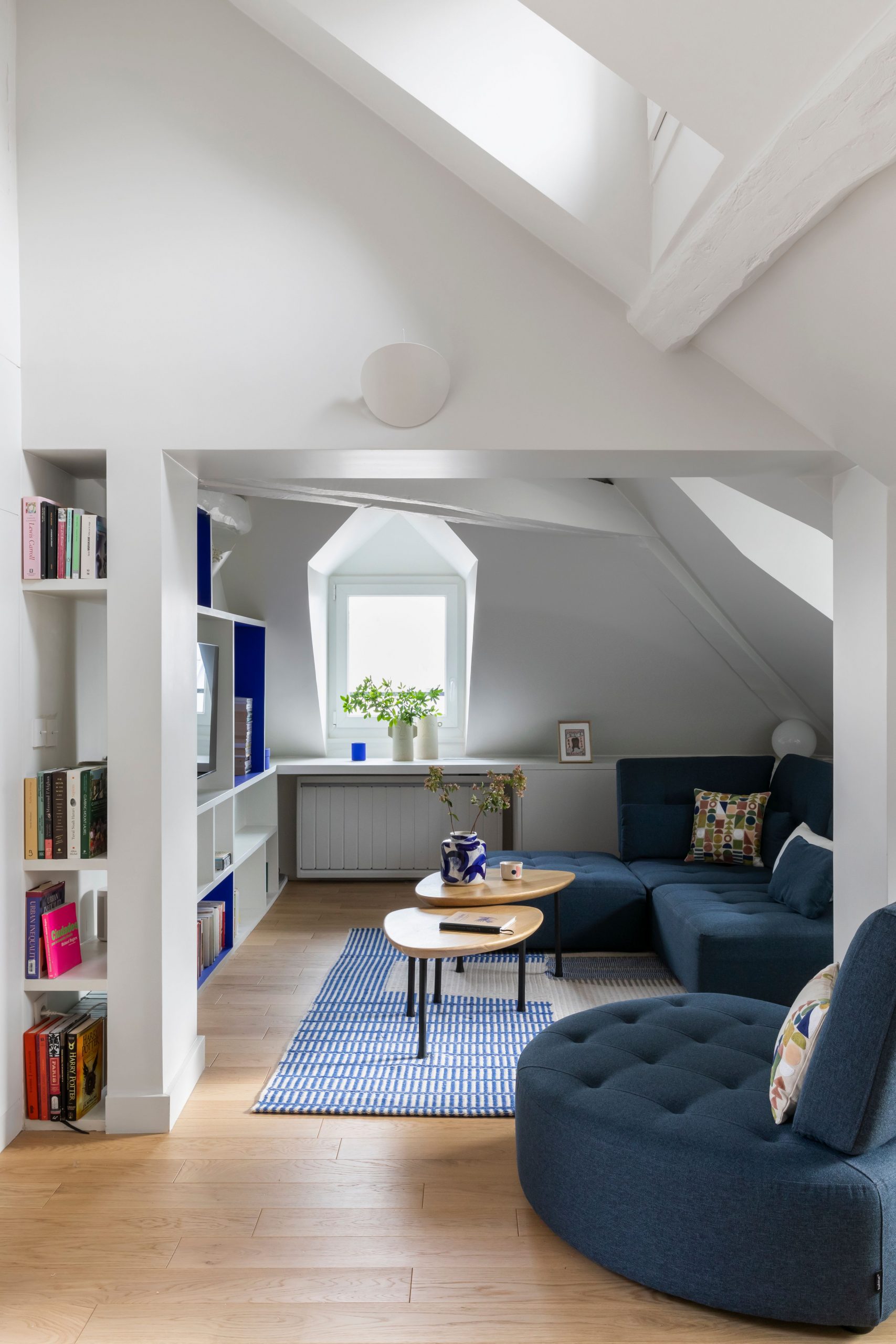 salon canapé bleu appartement Paris décoration design Photo : © Pauline Le Goff salon canapé bleu appartement Paris décoration design Photo : © Pauline Le Goff