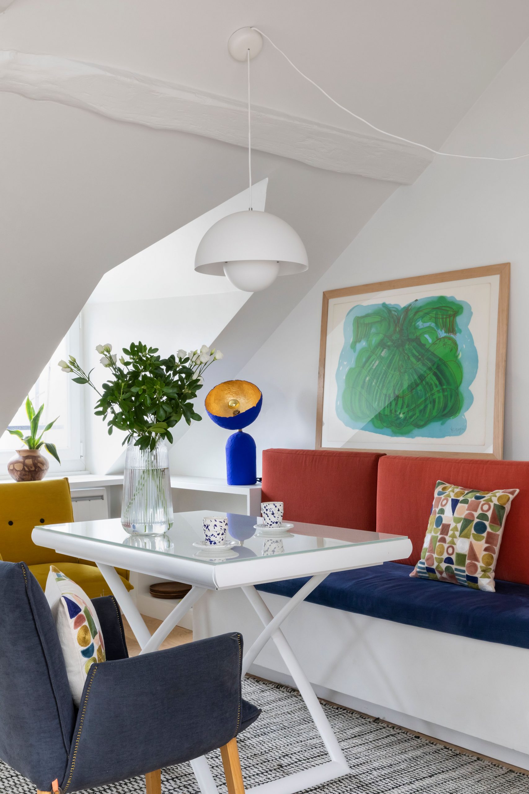 espace repas mansardé appartement Paris décoration design Photo : © Pauline Le Goff espace repas mansardé appartement Paris décoration design Photo : © Pauline Le Goff
