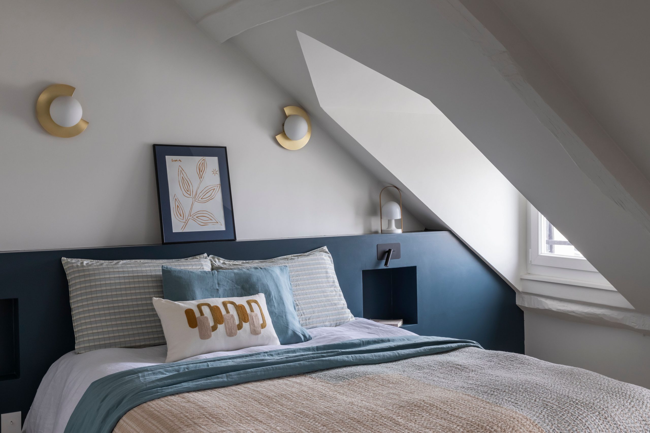 chambre bleue mansardée appartement Paris décoration design Photo : © Pauline Le Goff chambre bleue mansardée appartement Paris décoration design Photo : © Pauline Le Goff