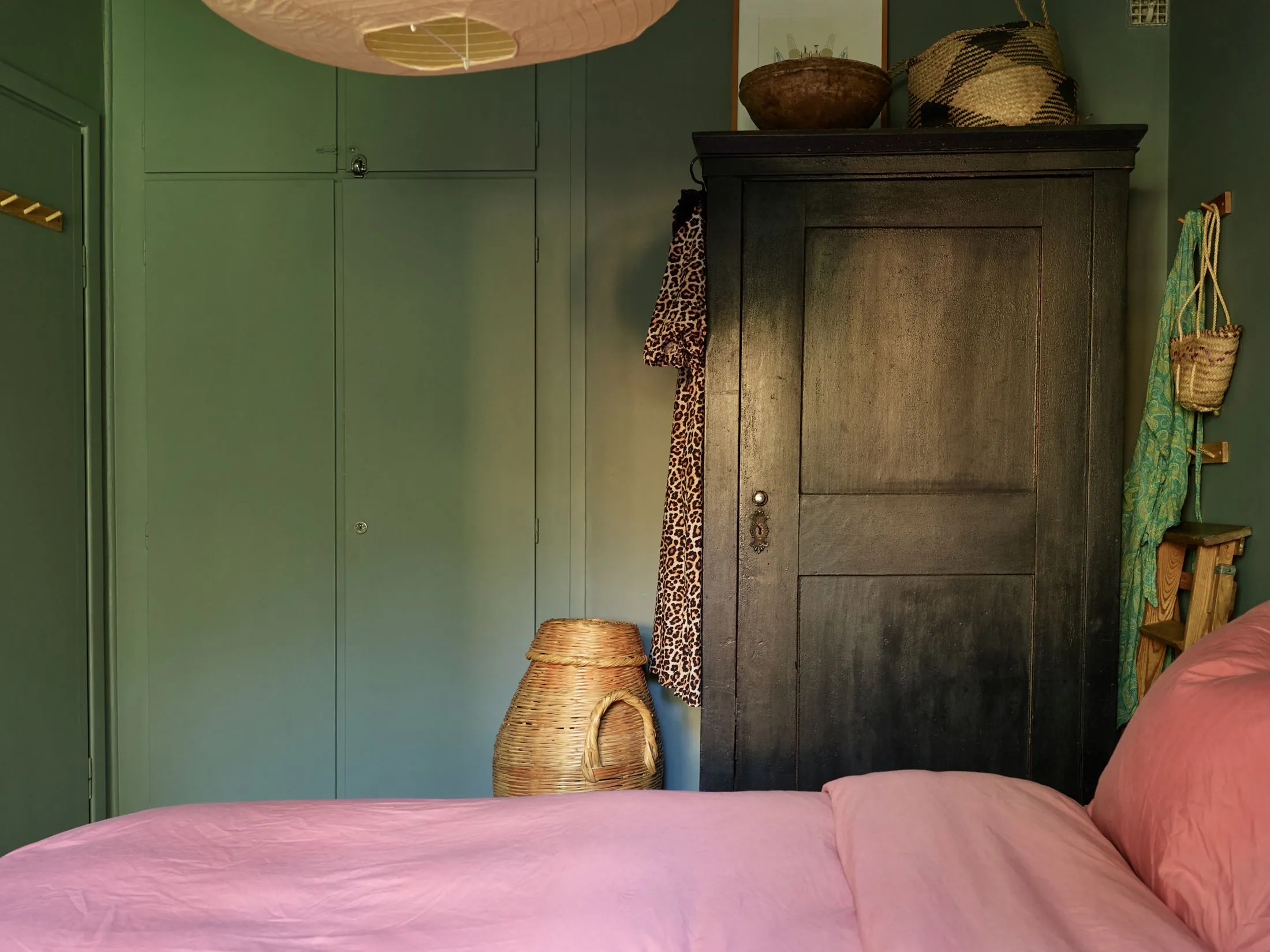 chambre verte dans appartement décoration vintage