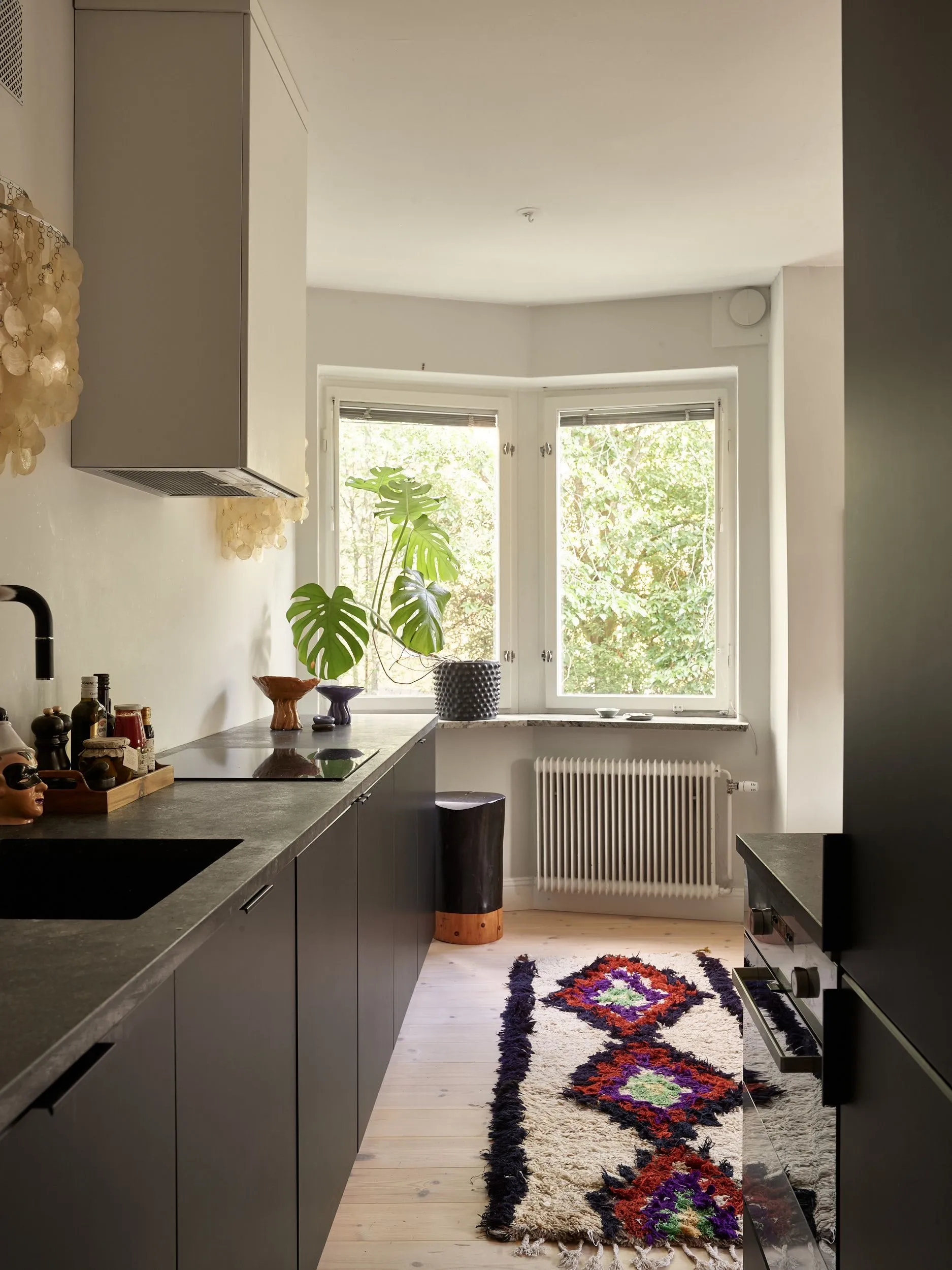 cuisine design noire dans appartement décoration vintage