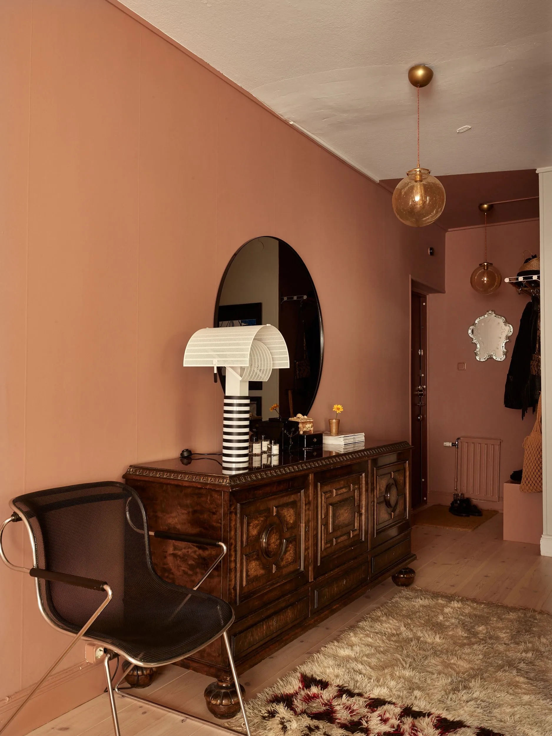 entrée rose dans appartement décoration vintage