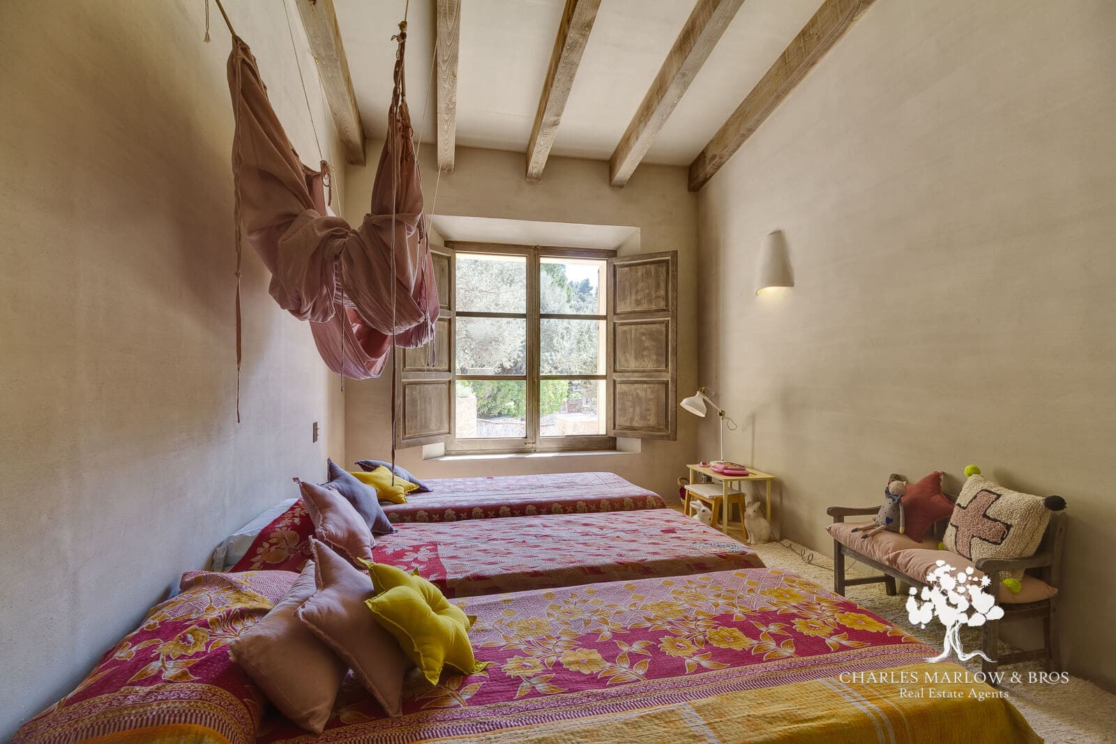 chambre avec poutres maison en pierres Majorque Casa Pride chambre avec poutres maison en pierres Majorque Casa Pride