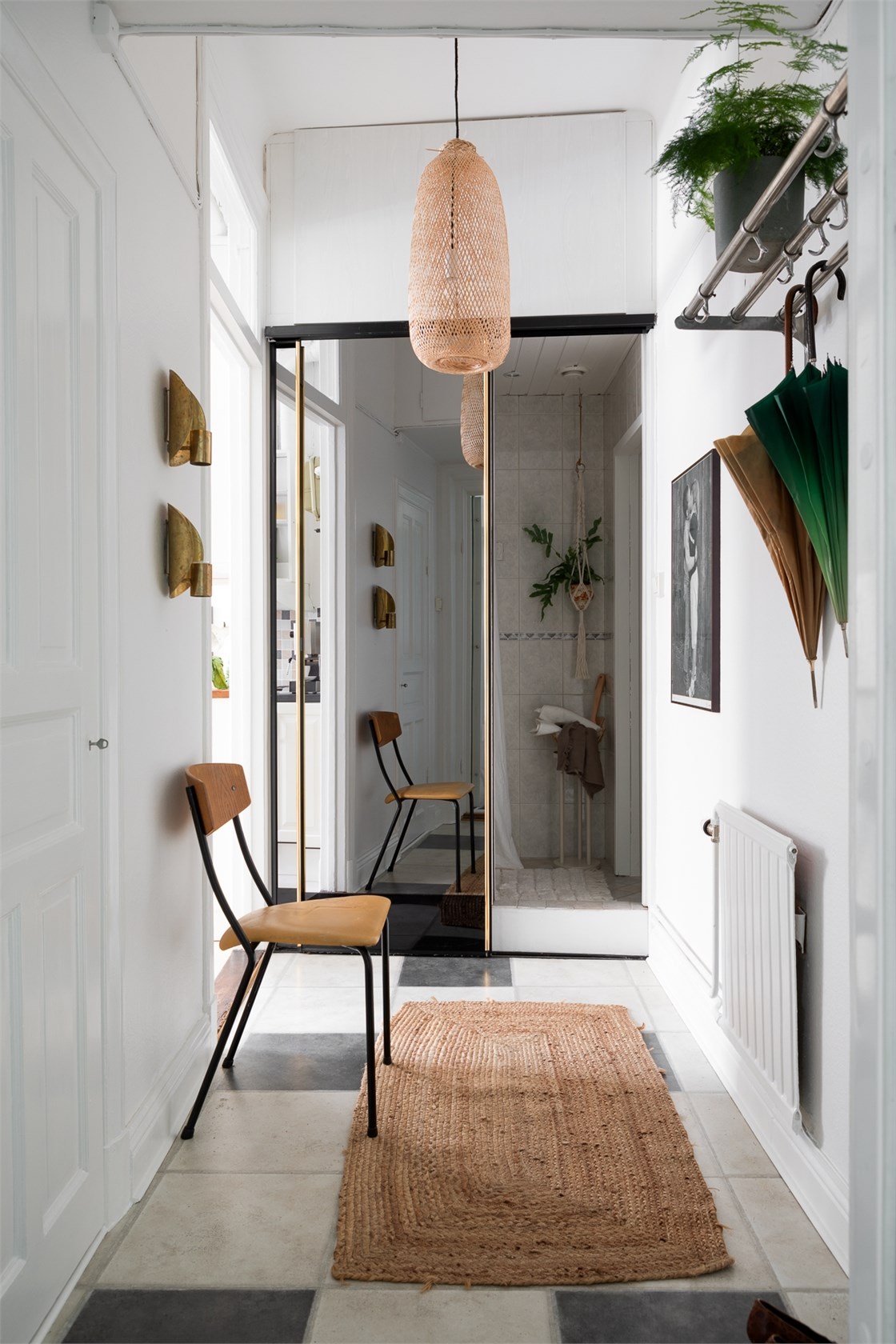 entrée avec placard miroir