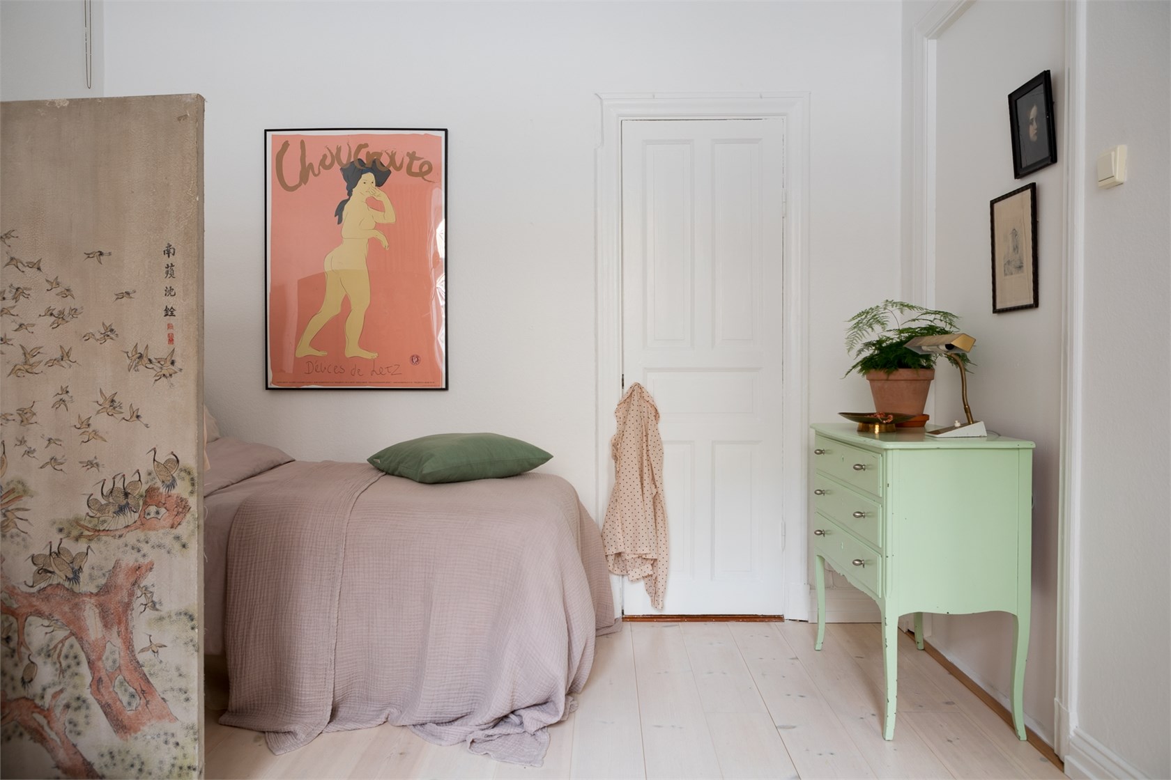 espace chambre derrière paravent studio 33m2 décoration vintage