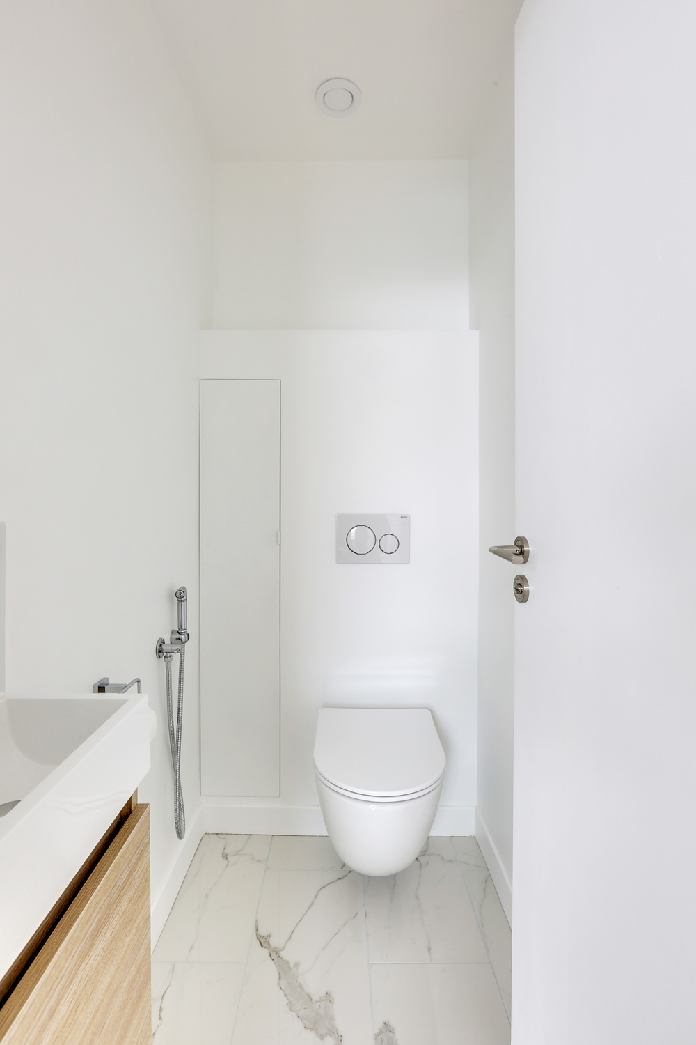 toilettes design marbre blanc appartement 38m2 Paris en duplex toilettes design marbre blanc appartement 38m2 Paris en duplex