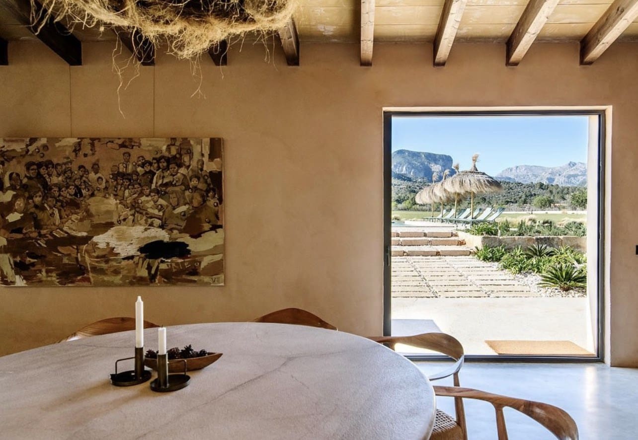 salle à manger avec poutres et baie vitrée décoration méditerranéene contemporaine
