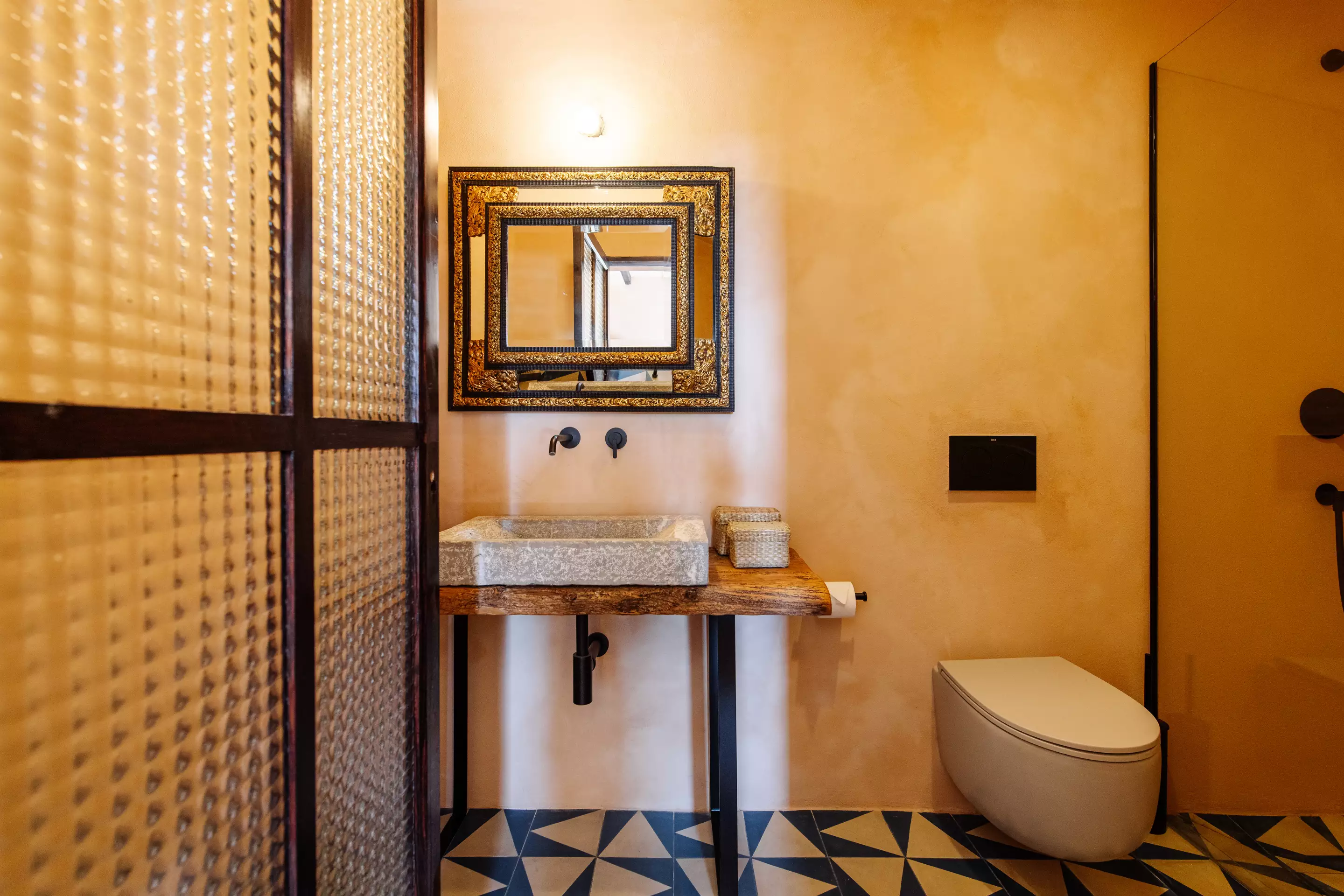 salle de bain décoration méditerranéene contemporaine