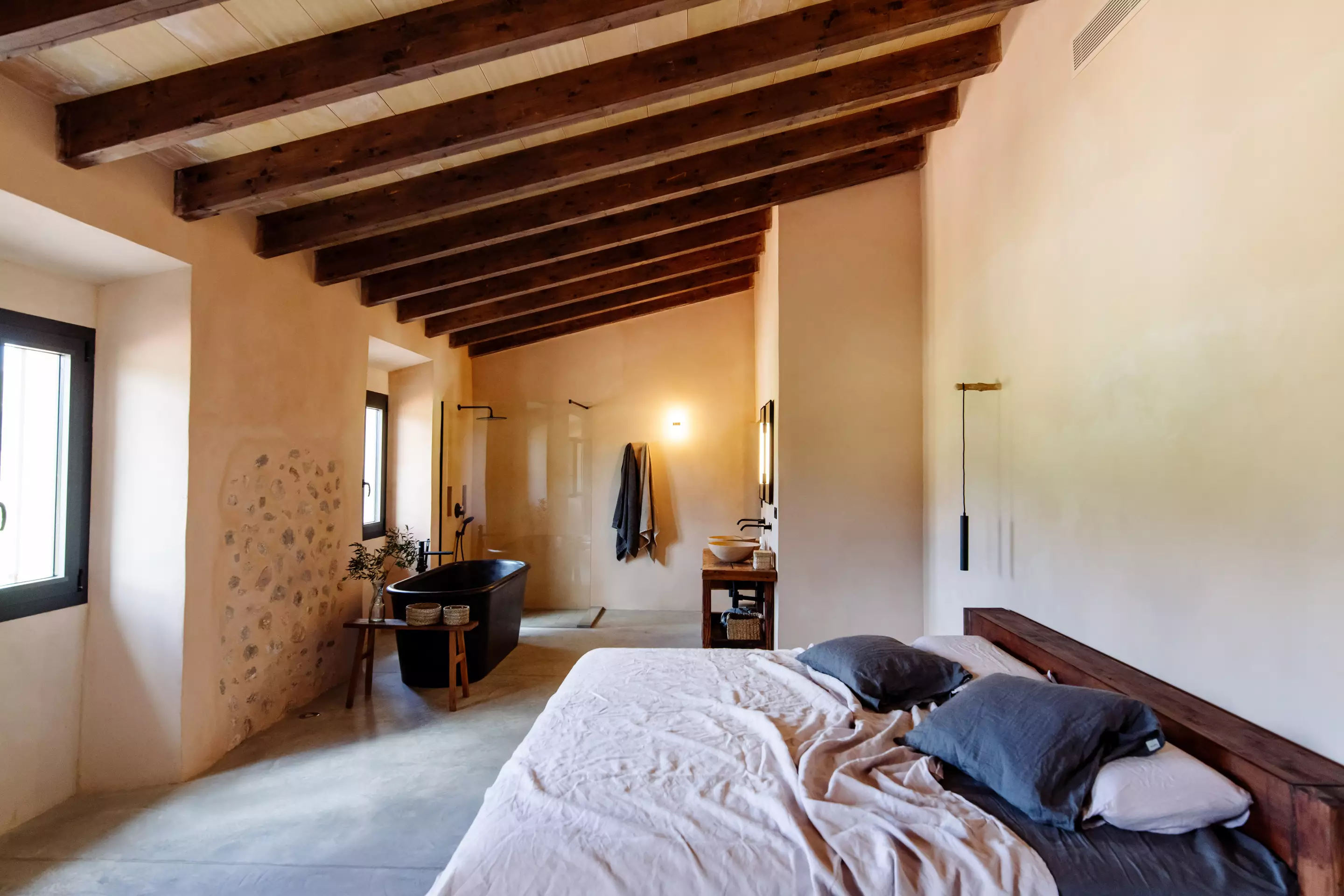 chambre avec salle de bain ouverte décoration méditerranéene contemporaine