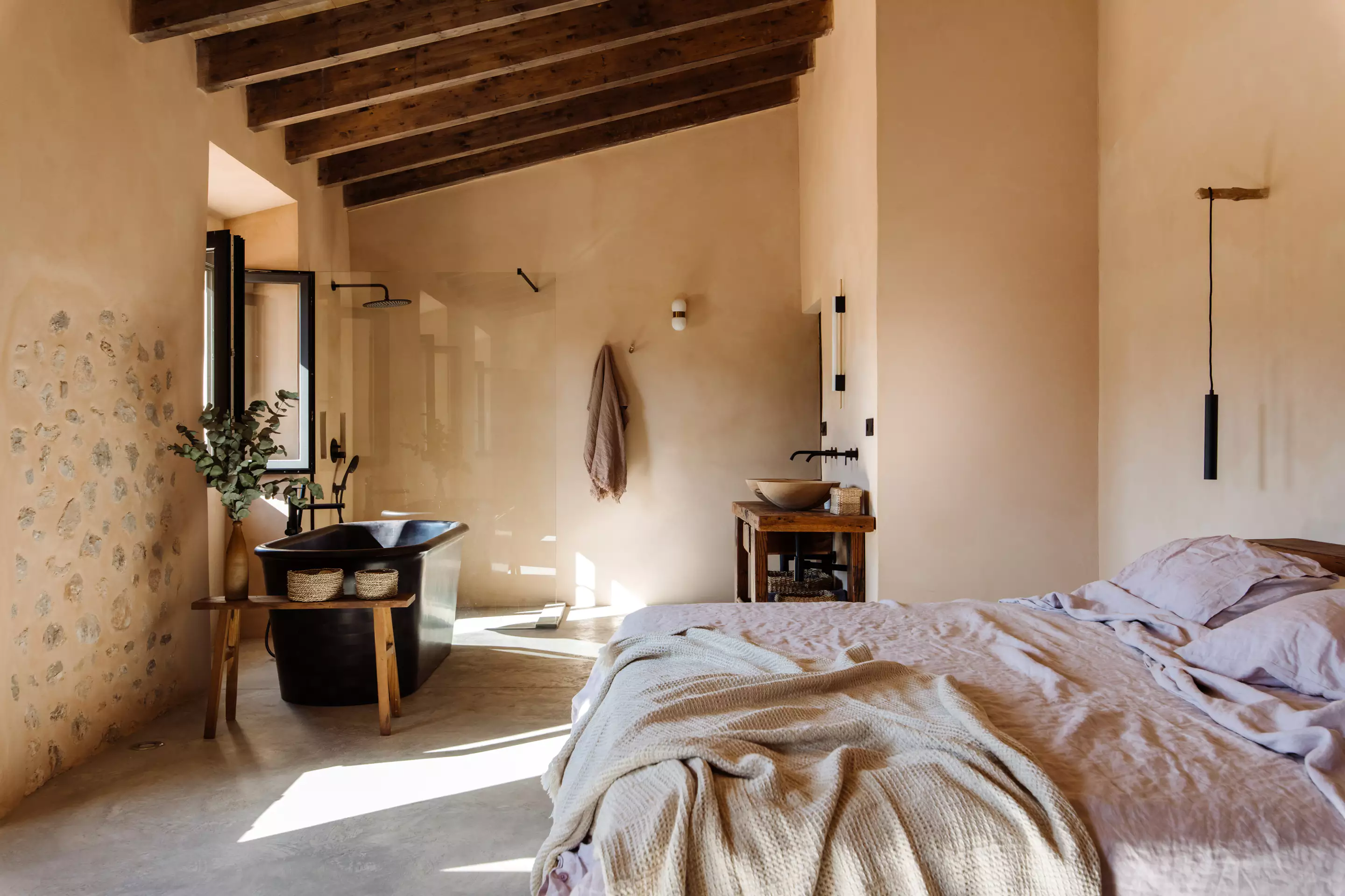chambre avec salle de bain ouverte décoration méditerranéene contemporaine