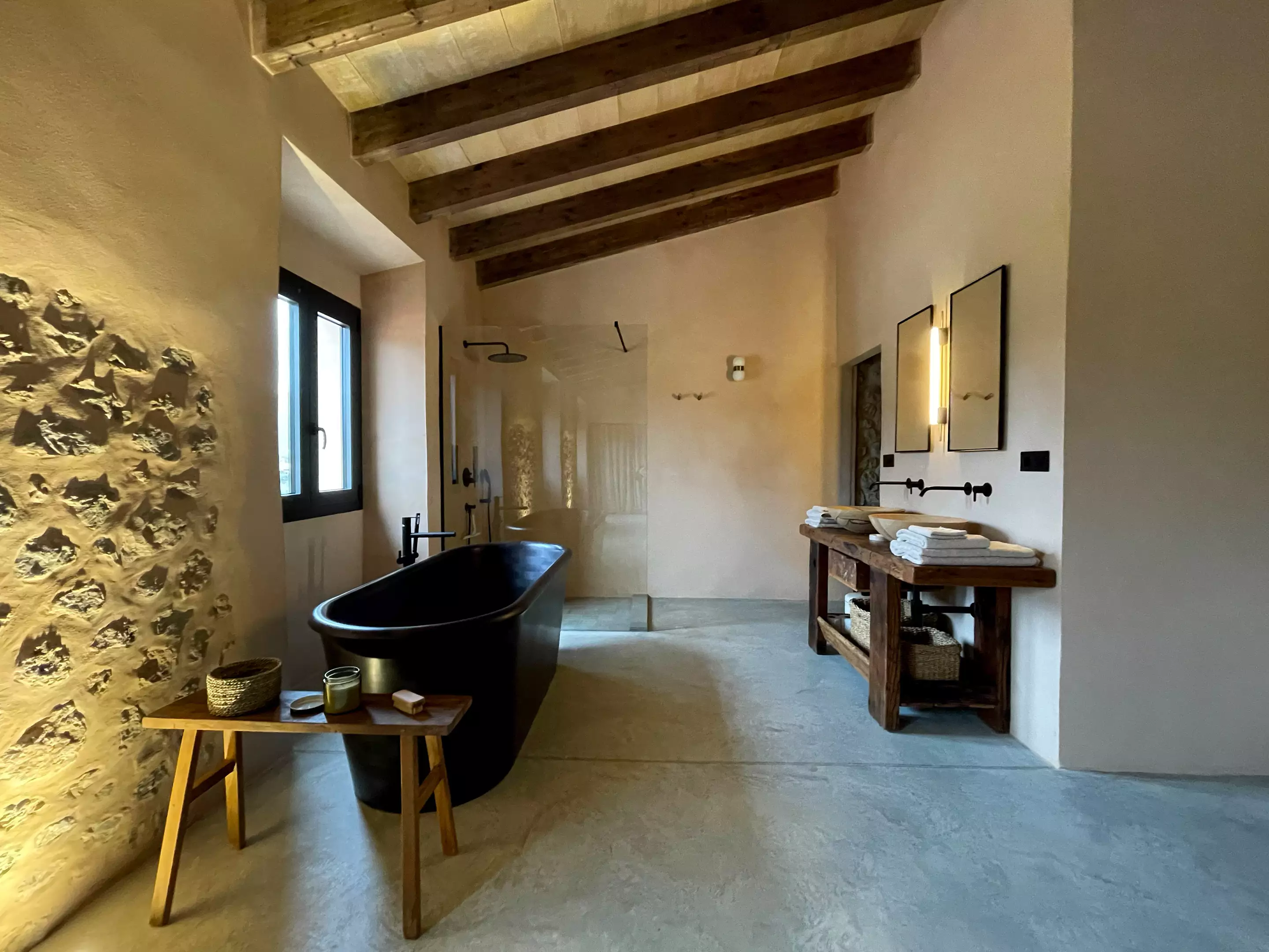 salle de bain mur de pierres et poutres
