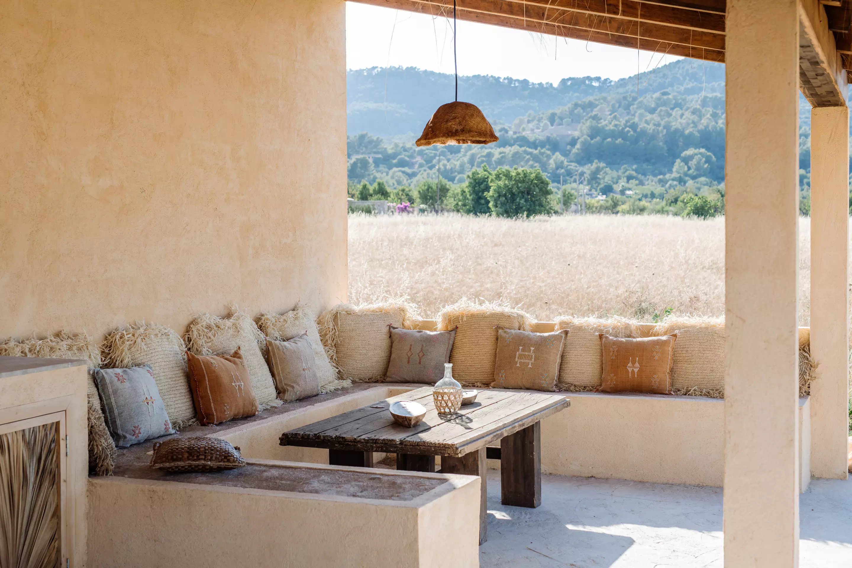 terrasse avec banc maçonné décoration méditerranéene contemporaine