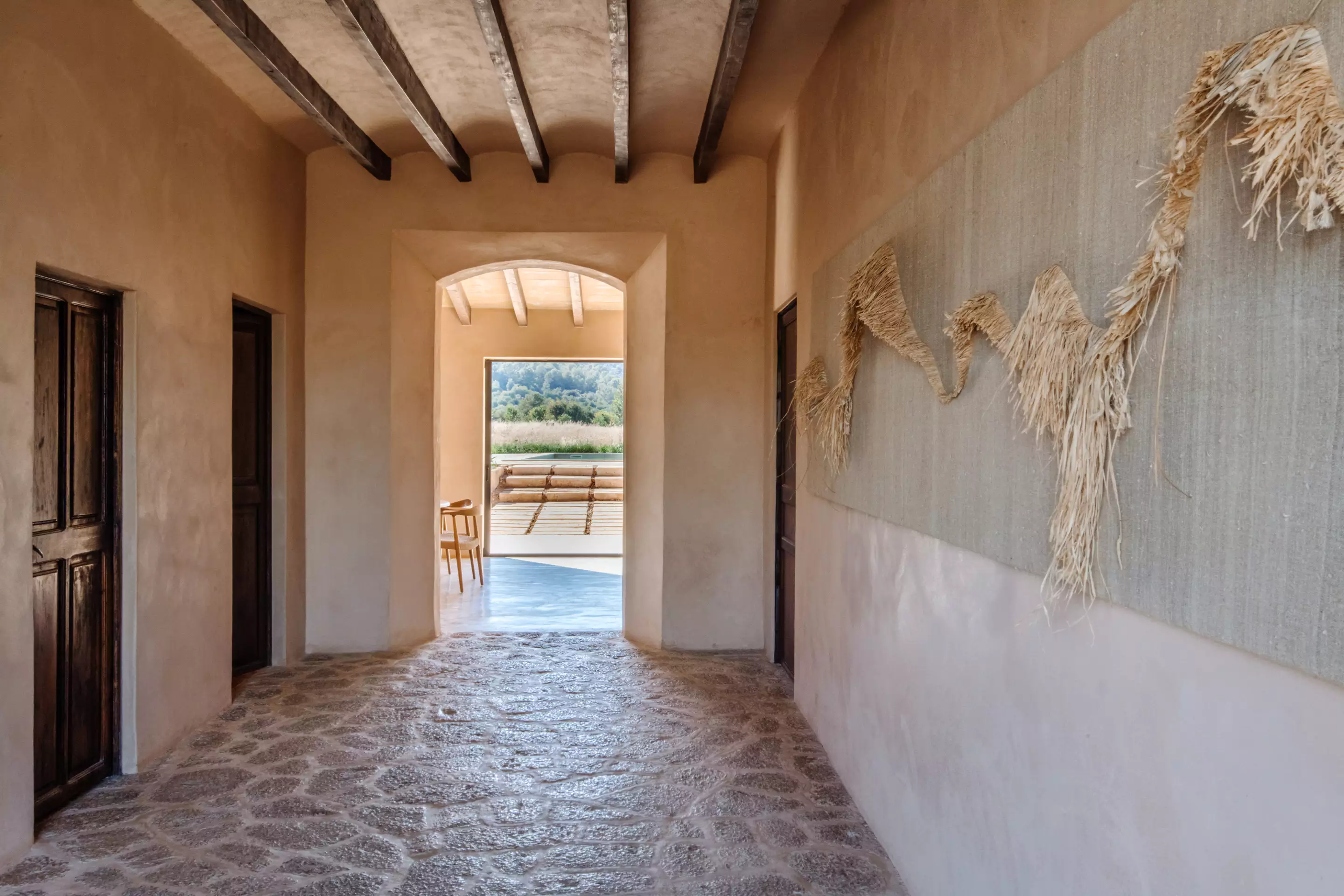 entrée avec sol ancien décoration méditerranéene contemporaine