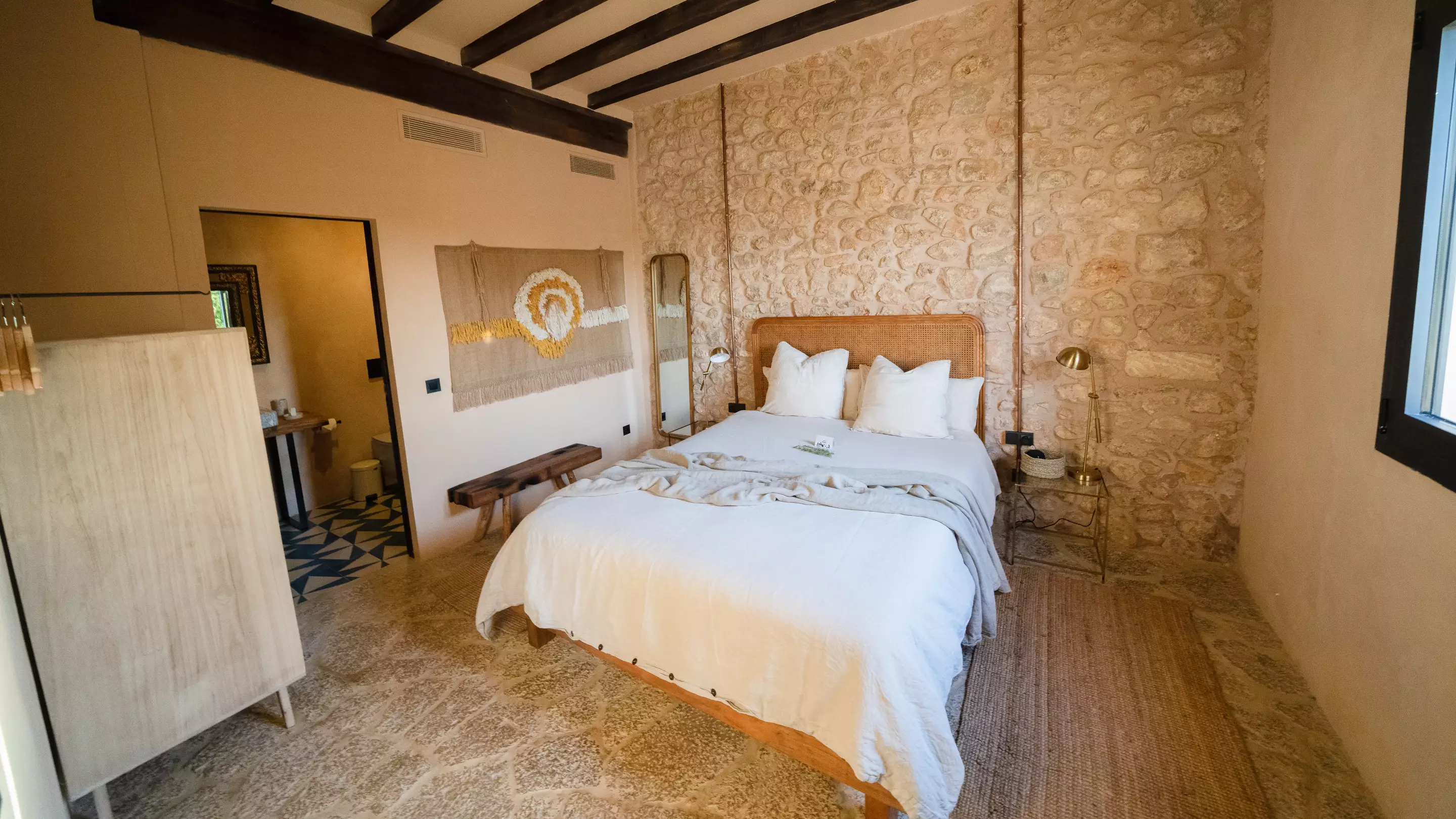 chambre mur de pierres et poutres décoration méditerranéene contemporaine