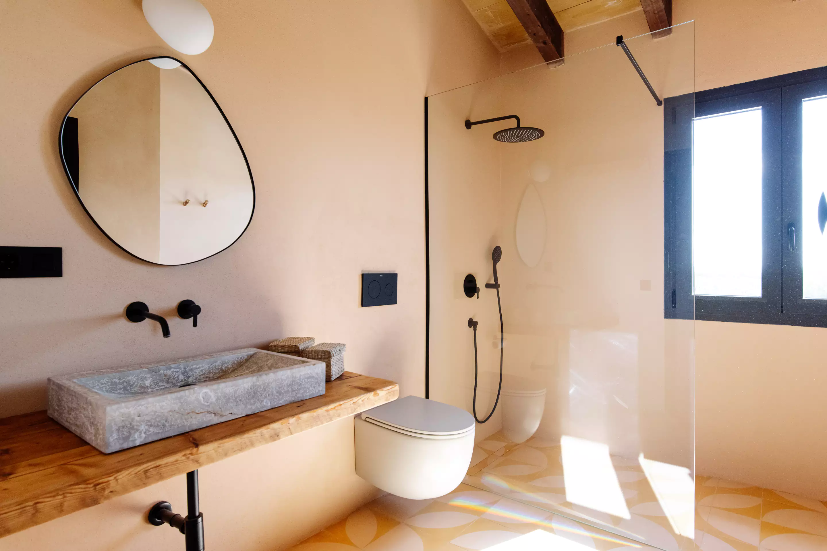 salle de bain murs enduits