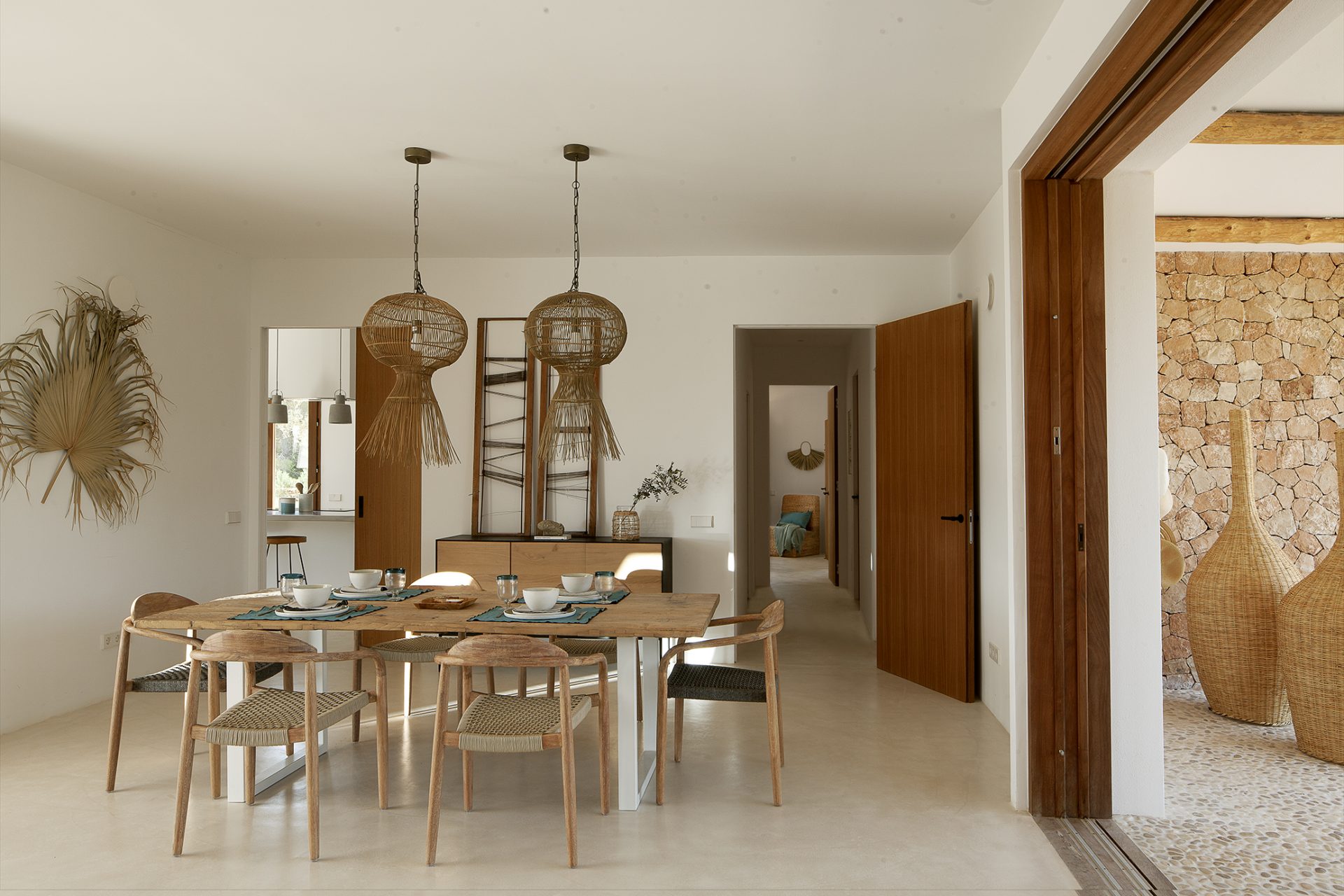 salle à manger maison en pierres décoration contemporaine et naturelle