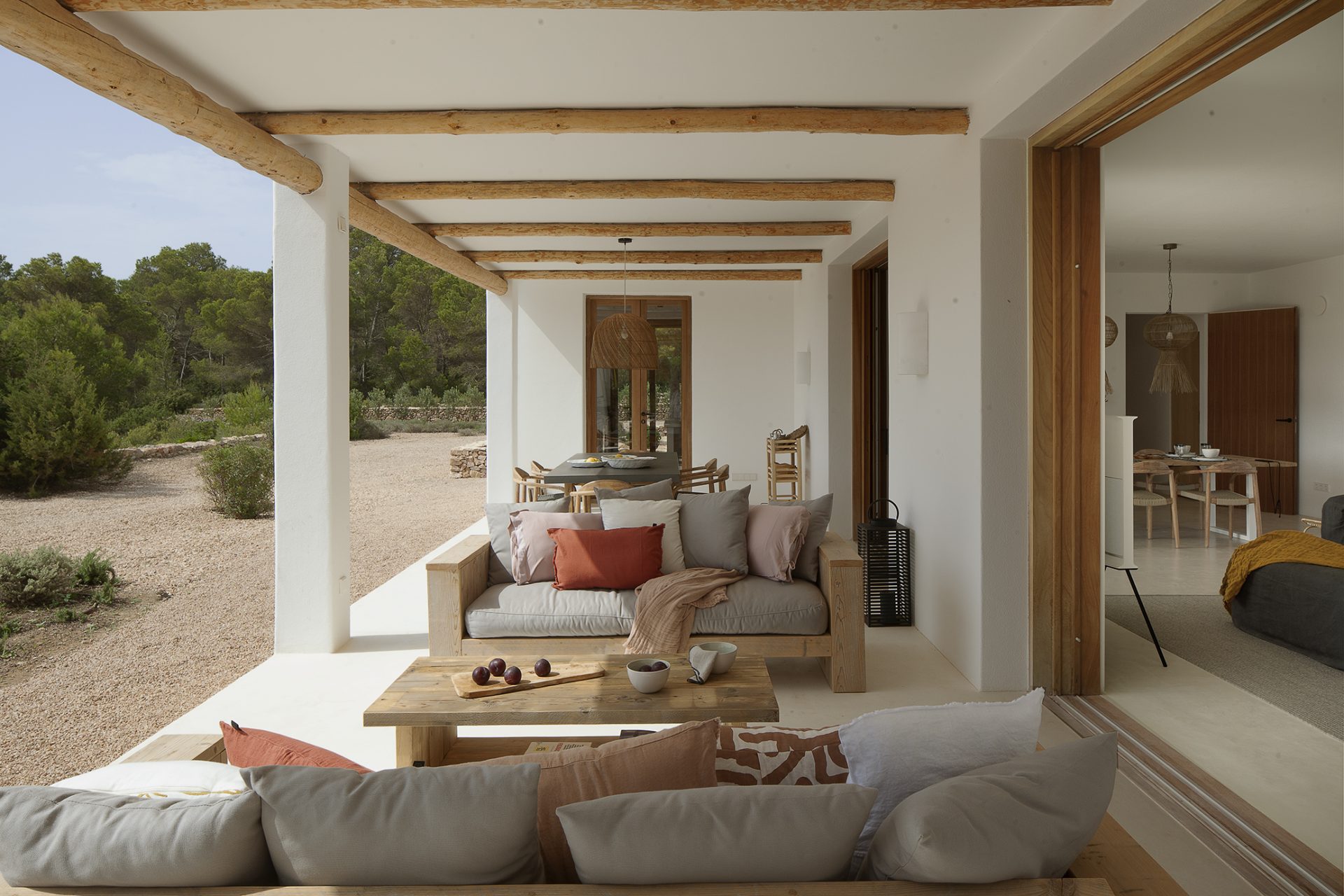 terrasse abritée maison en pierres décoration contemporaine et naturelle