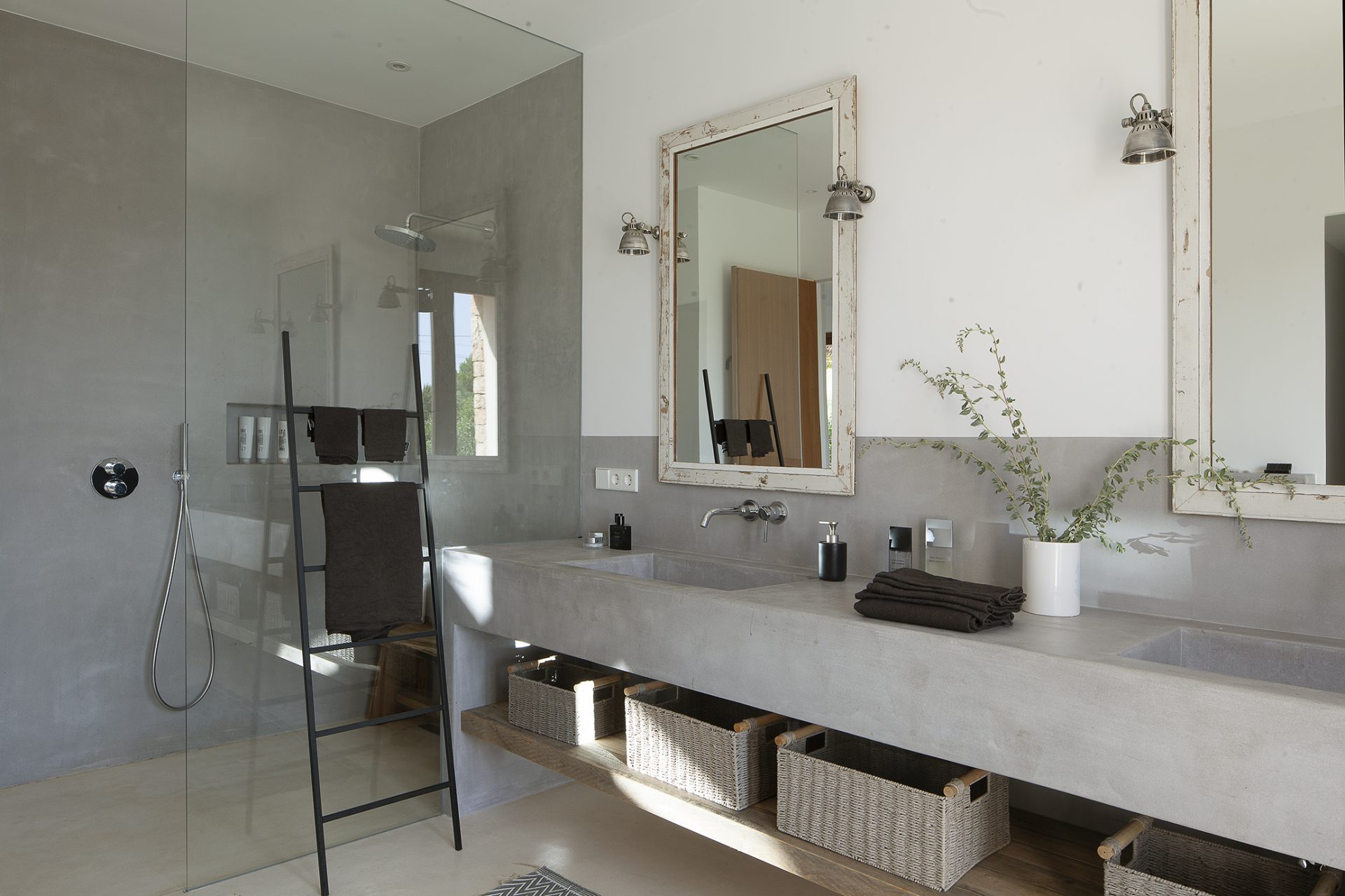 salle de bain grise