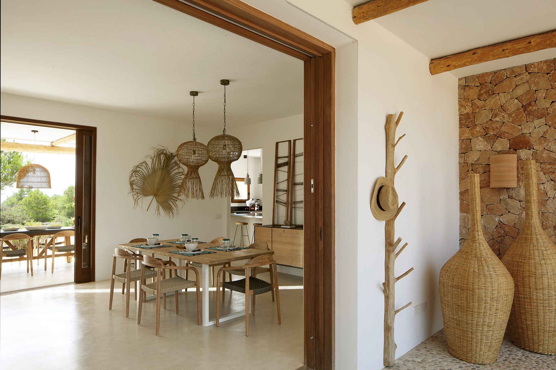 entrée et salle à manger maison en pierres décoration contemporaine et naturelle
