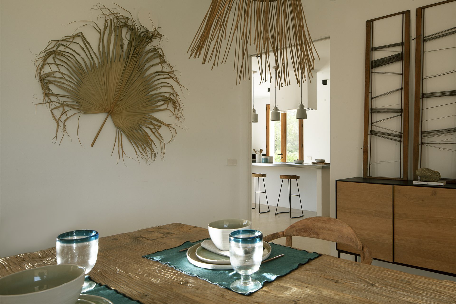 salle à manger maison en pierres décoration contemporaine et naturelle
