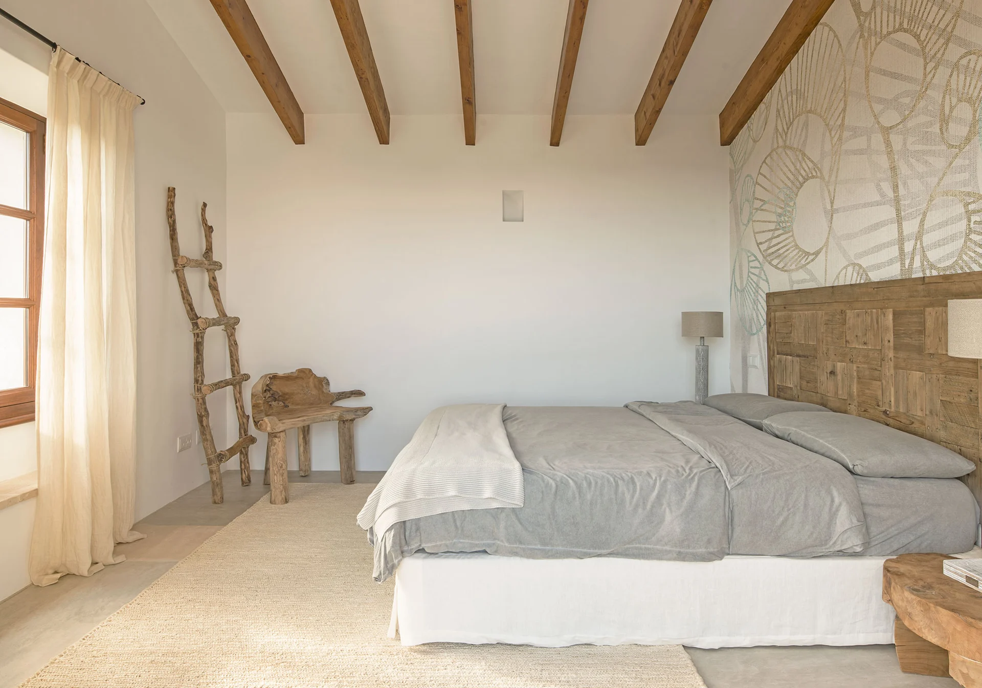 chambre avec poutres maison en pierres avec piscine Majorque